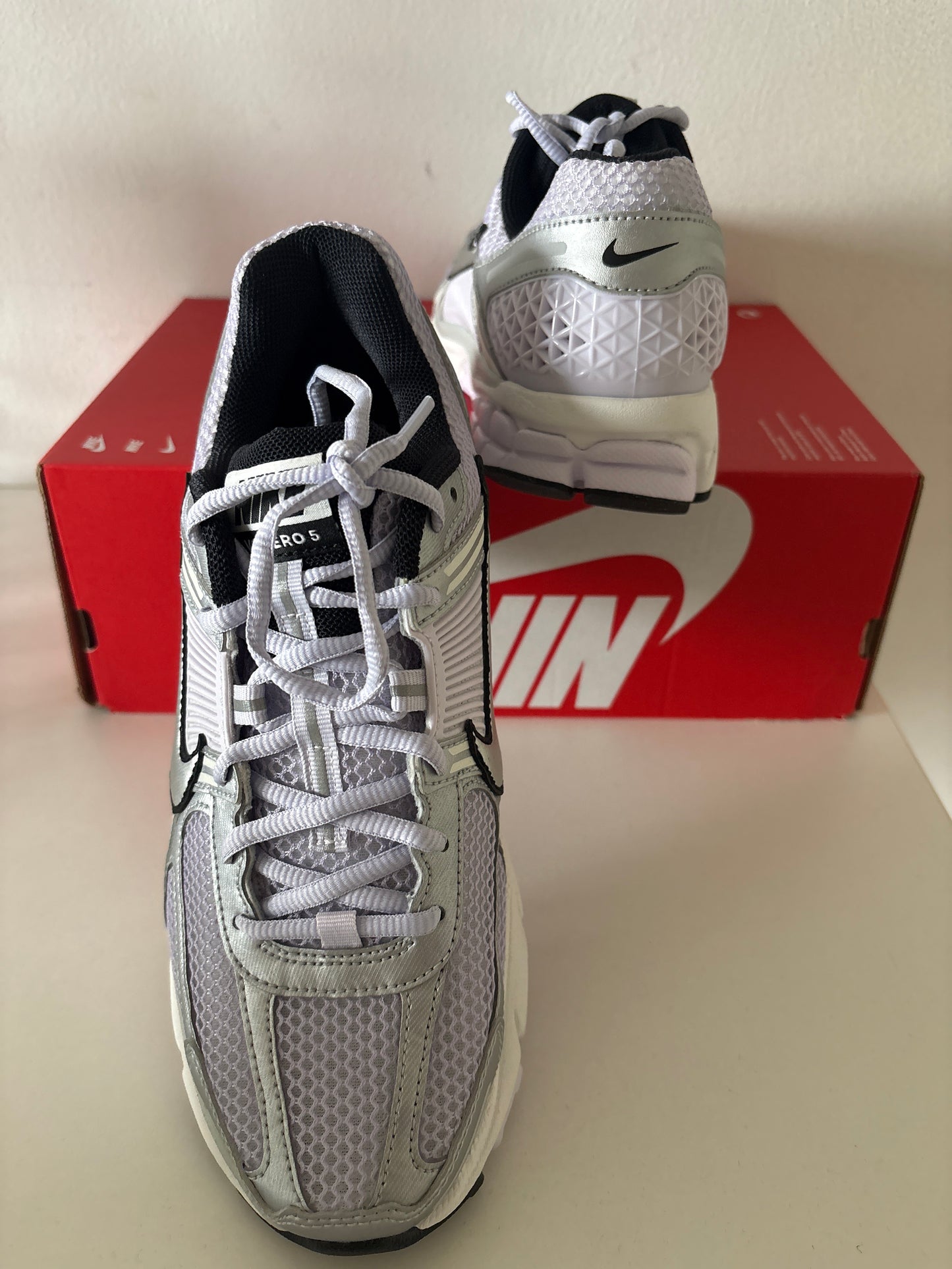 Nike Zoom Vomero 5 in Flieder/silber, Größe 42