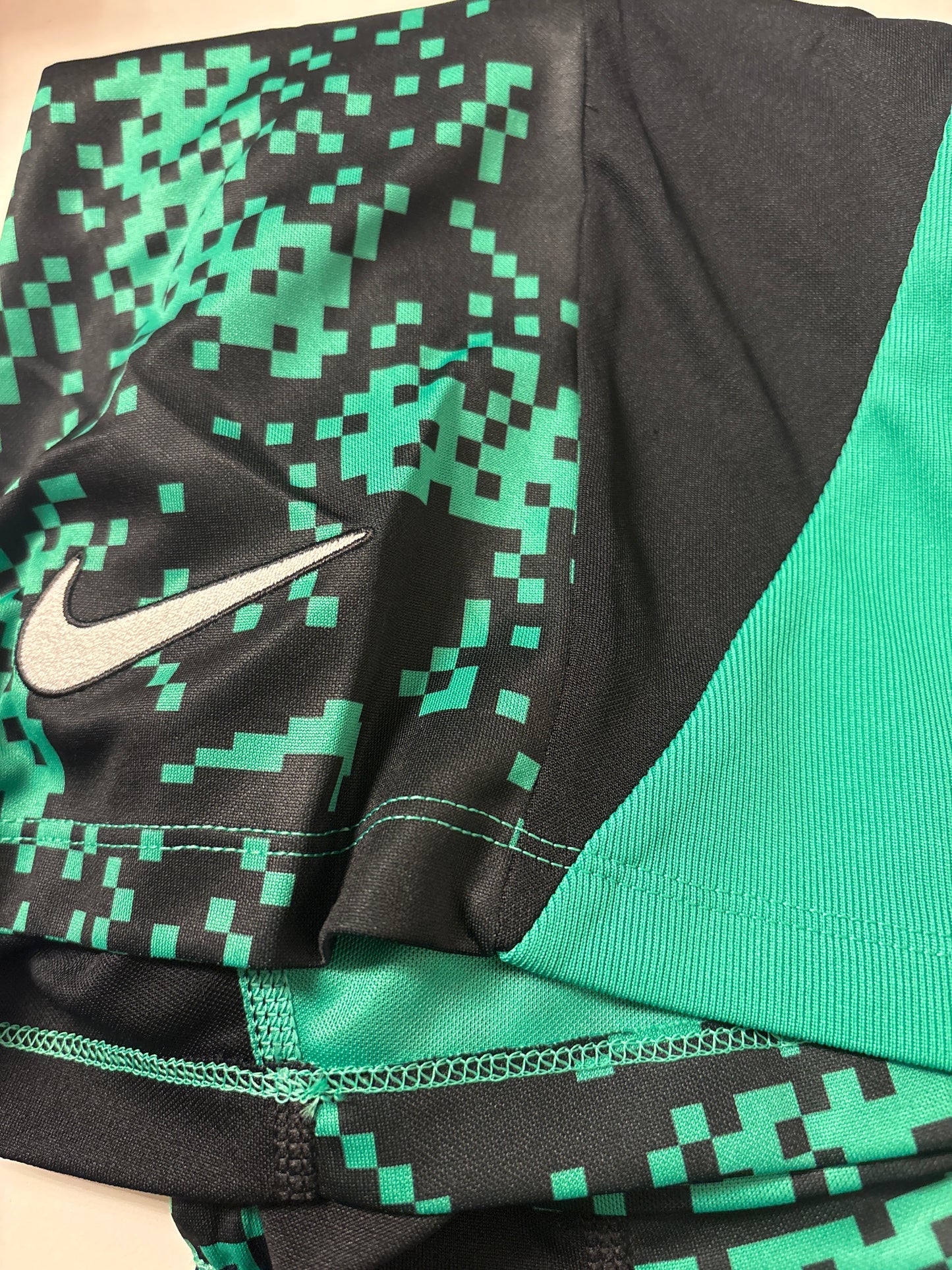 Nike Trainingshose kurz, schwarz/grün, Größe XS