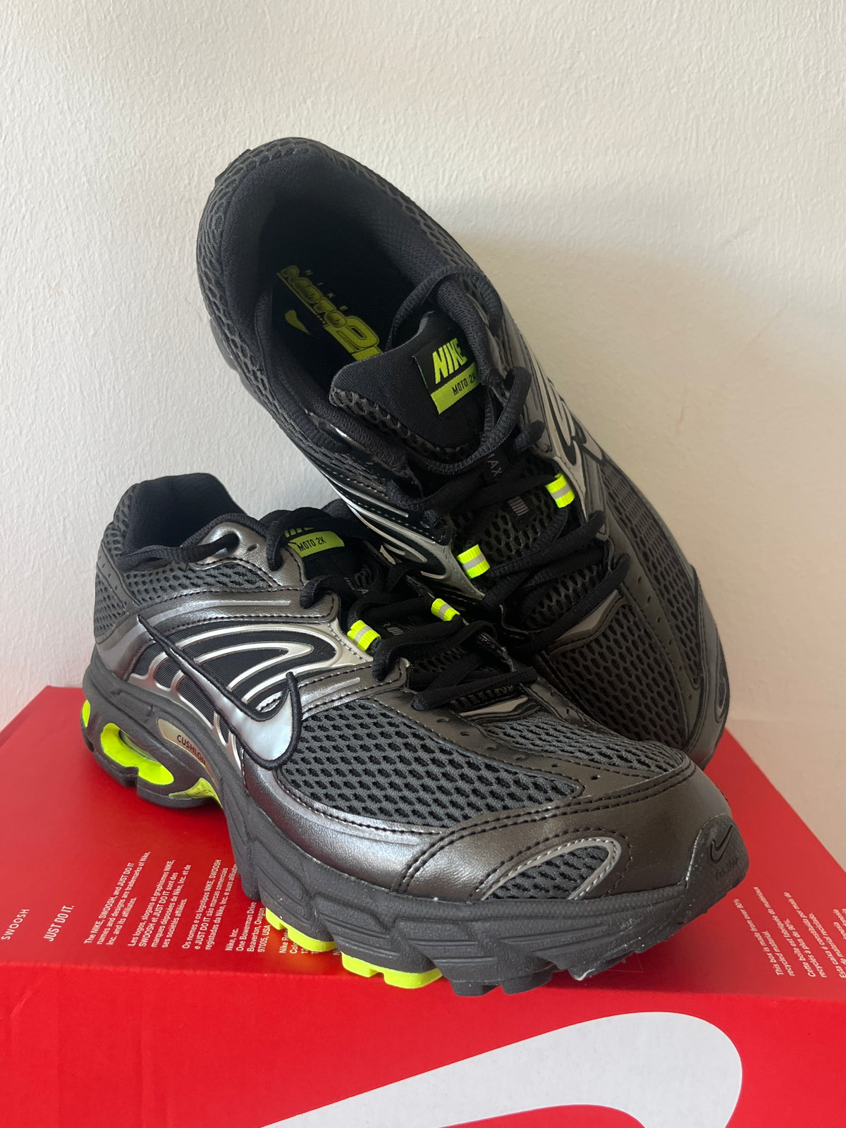 Nike Air Max Moto 2K in schwarz/silber/grün, Größe wählbar