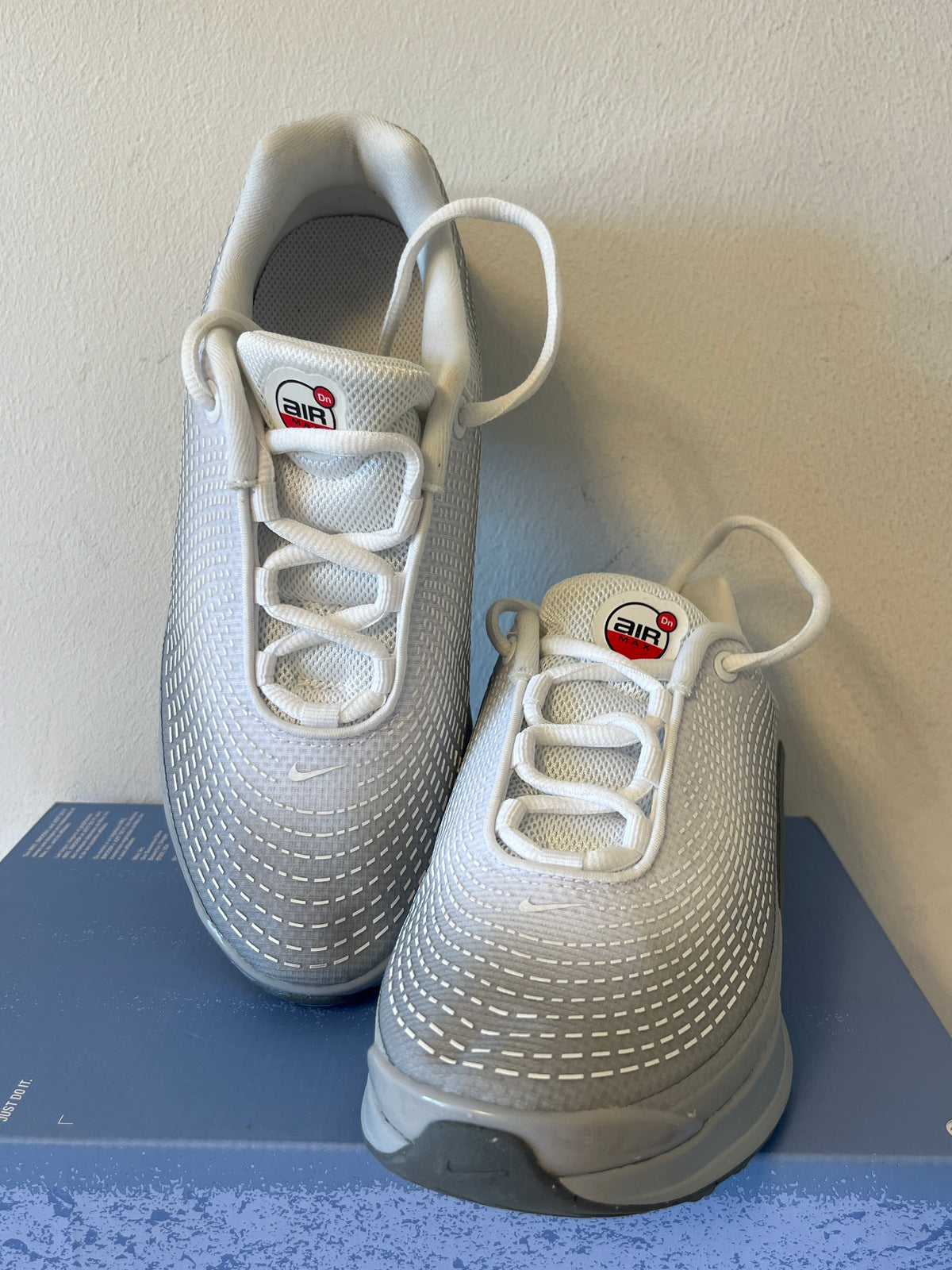 Nike Air Max DN in weiß/grau/rot, Größe wählbar