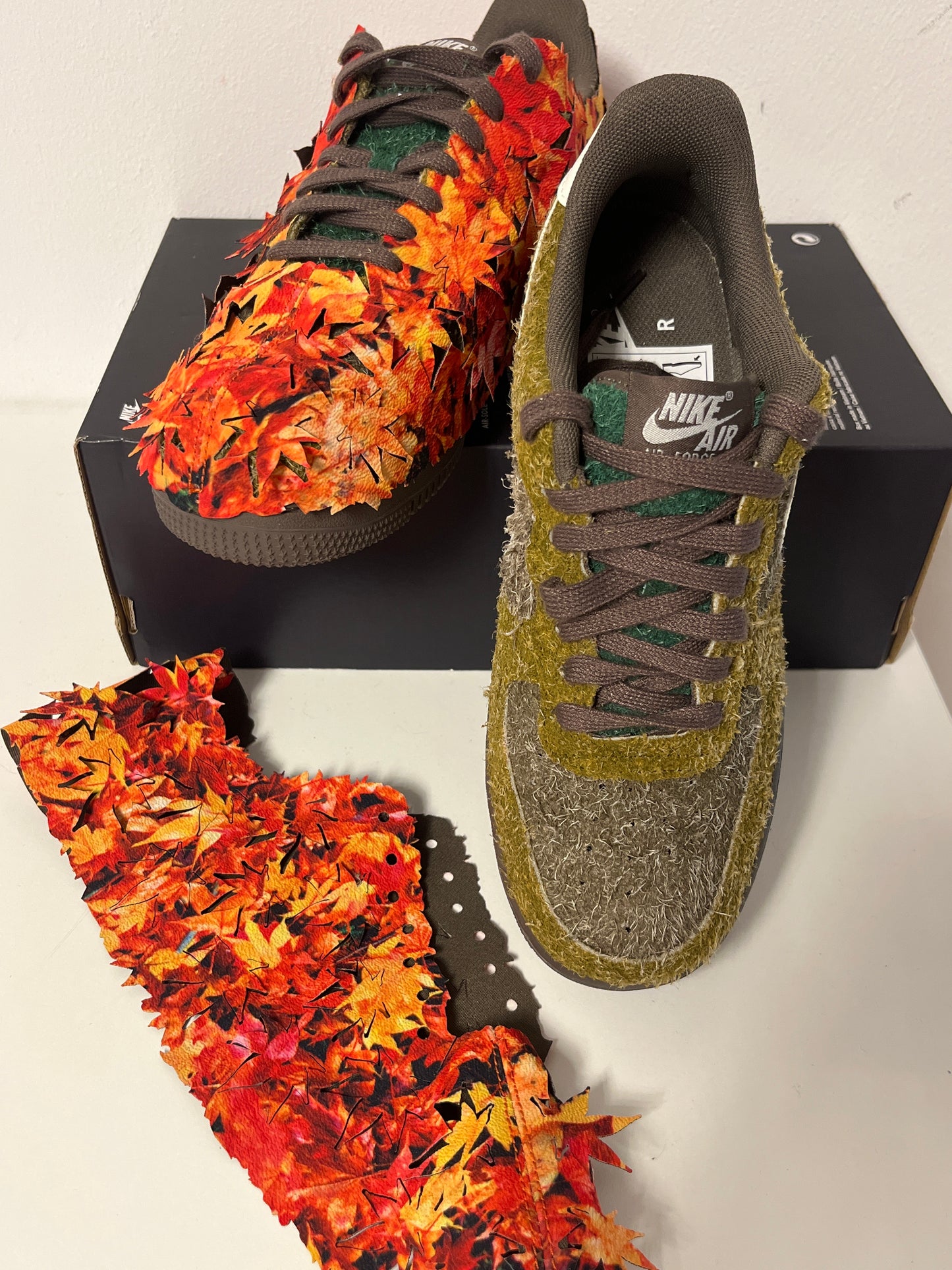 Nike Air Force 1 ´07 LX in grün mit Moos-Optik und Blätter-Überzug in rot/orange, Größe 39