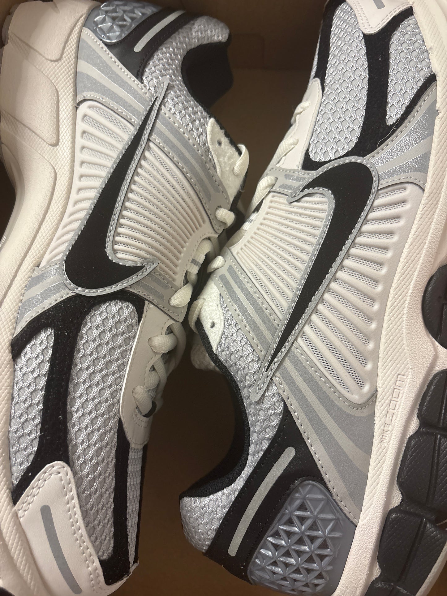 Nike Zoom Vomero 5 in grau/weiss/silber/schwarz, Größe 47,5