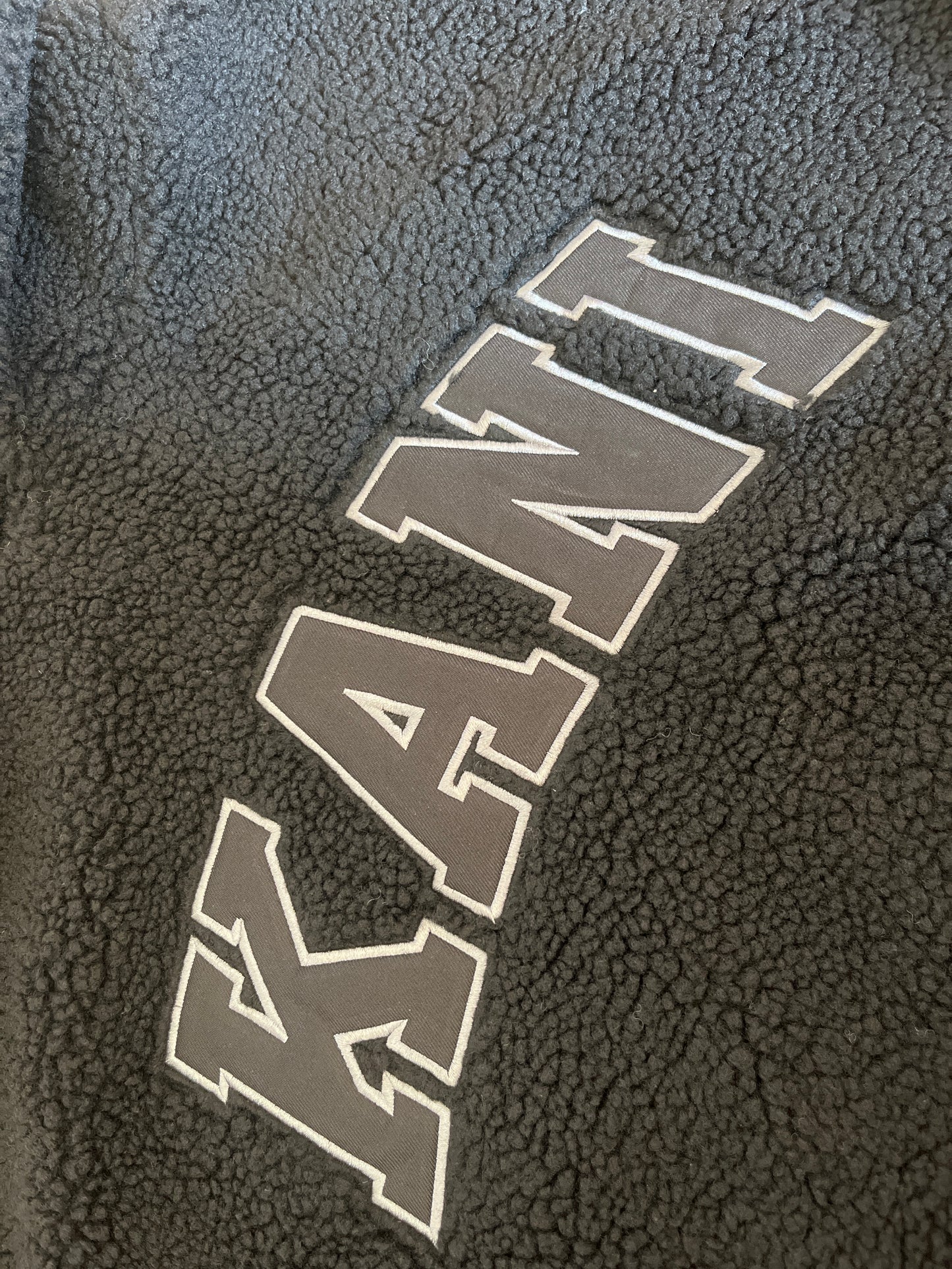 Karl Kani Plüsch Hoodie in schwarz mit großem Schriftzug, Größe wählbar