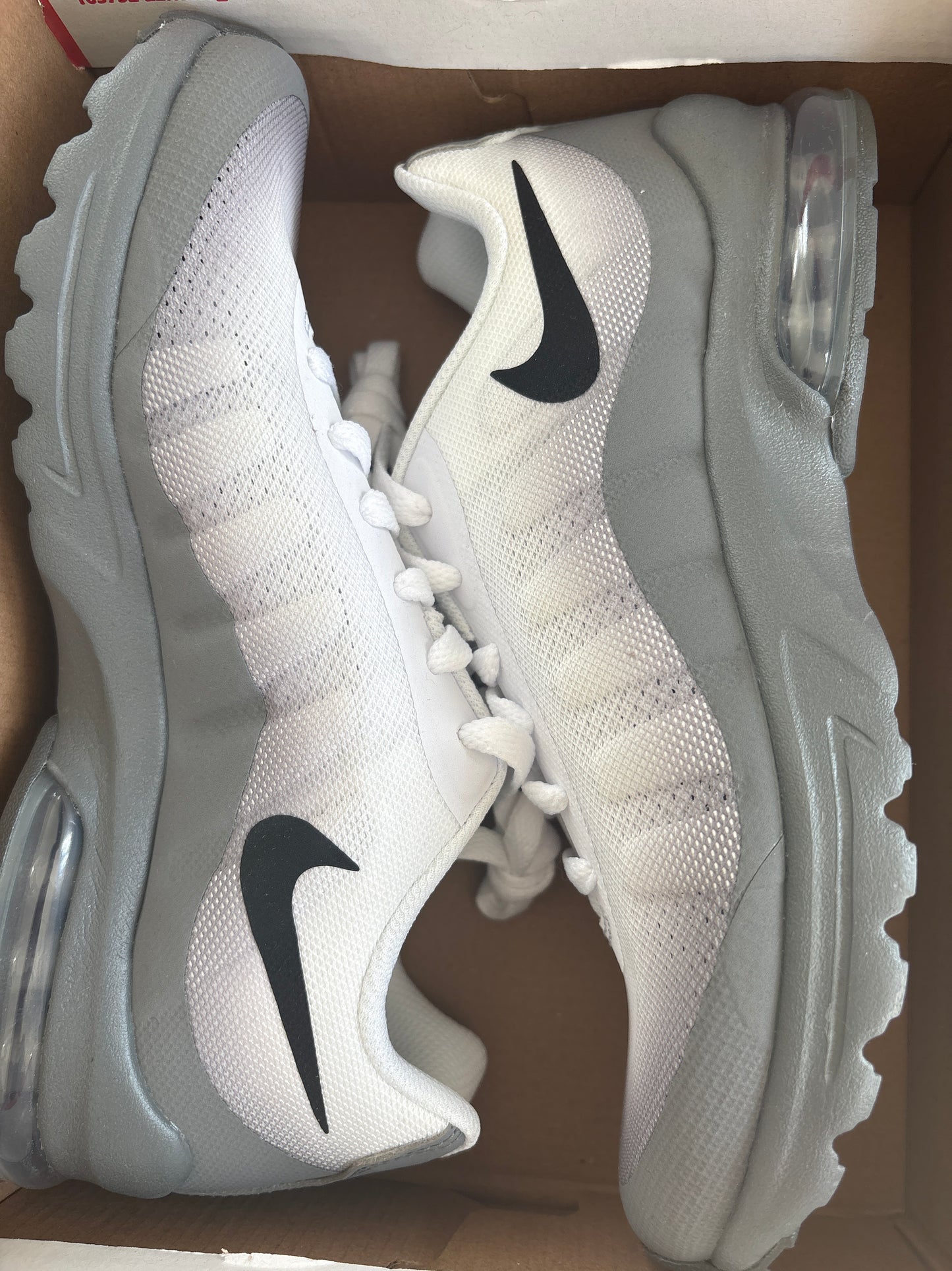Nike Air Max Invigor in grau/weiss, Größe 38
