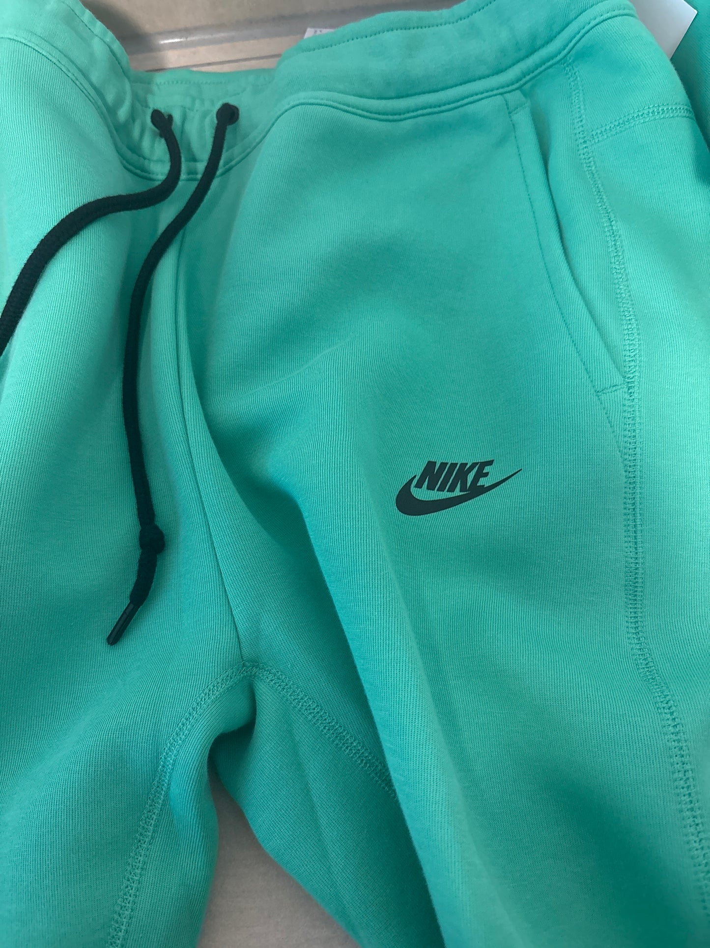 Nike Techhose in grünton , Größe wählbar