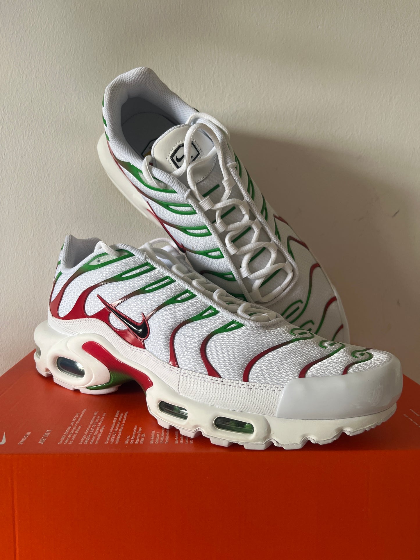 Nike Air Max Plus TN in weiß/rot/grün, Größe 47,5
