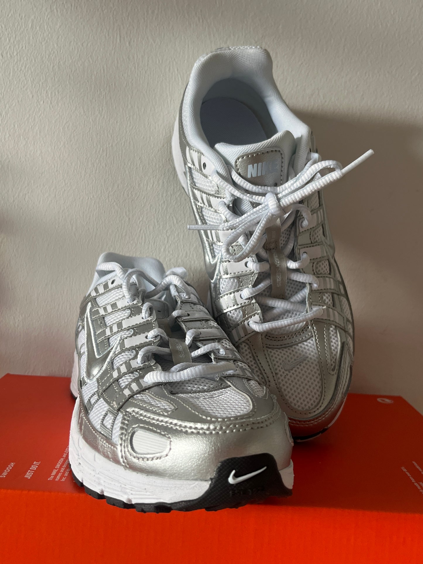 Nike P 6000 in weiß/silber/schwarz, Größe 39