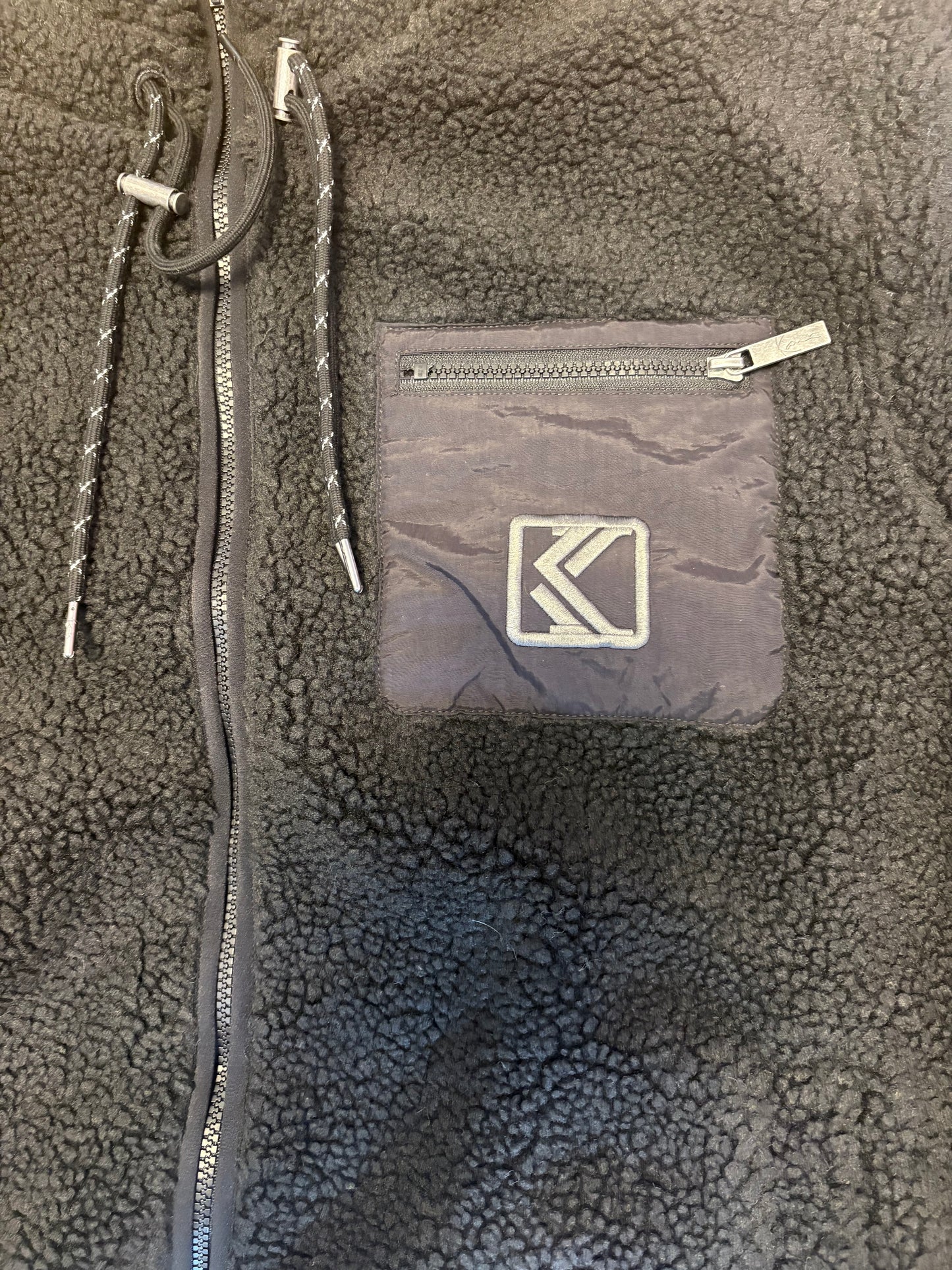 Karl Kani Herren Plüsch Jacke, Größe wählbar, schwarz/Reißverschluss/Kordeln