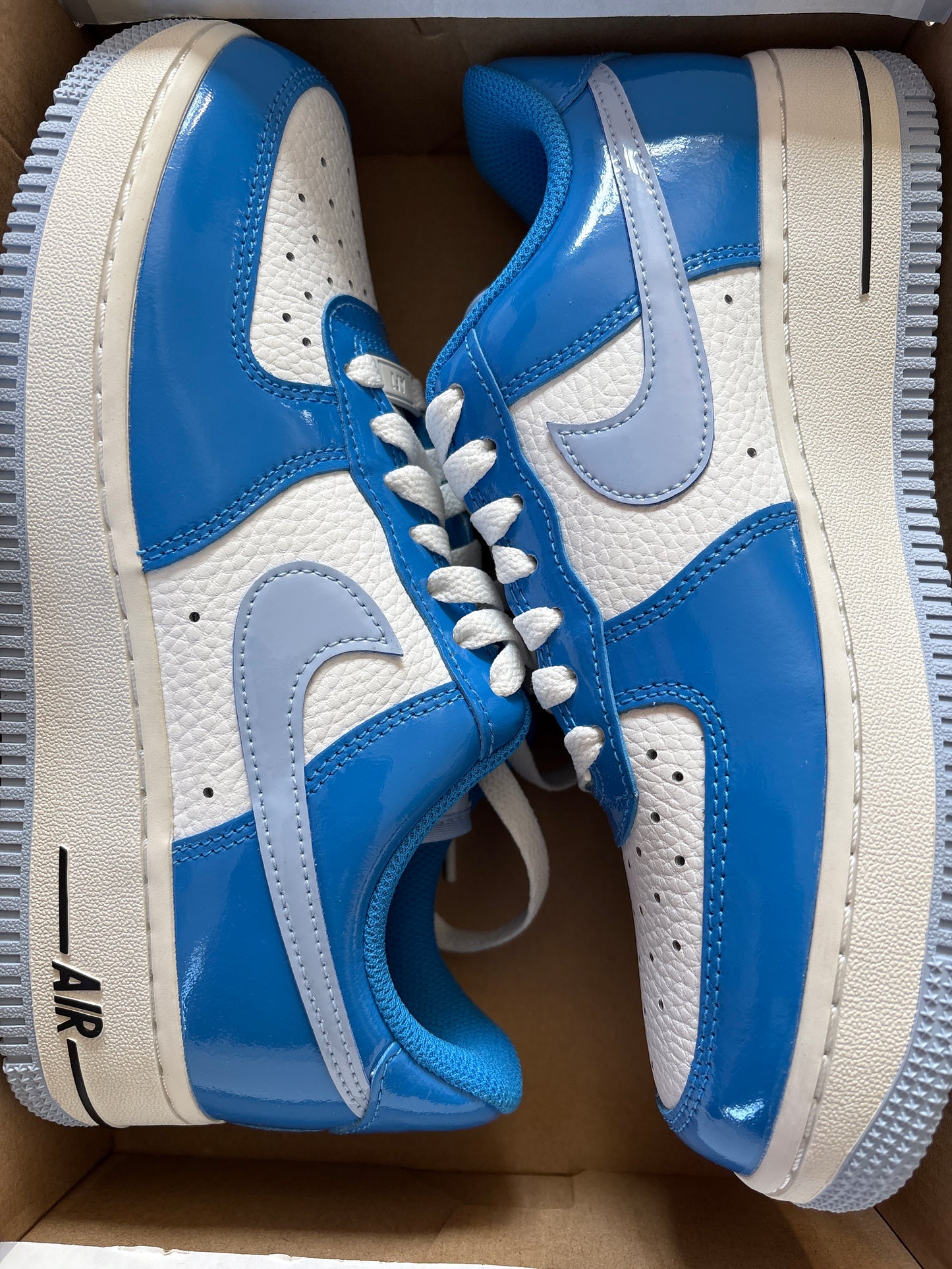 Nike Air Force 1 in blau/weiss Lack, Größe wählbar