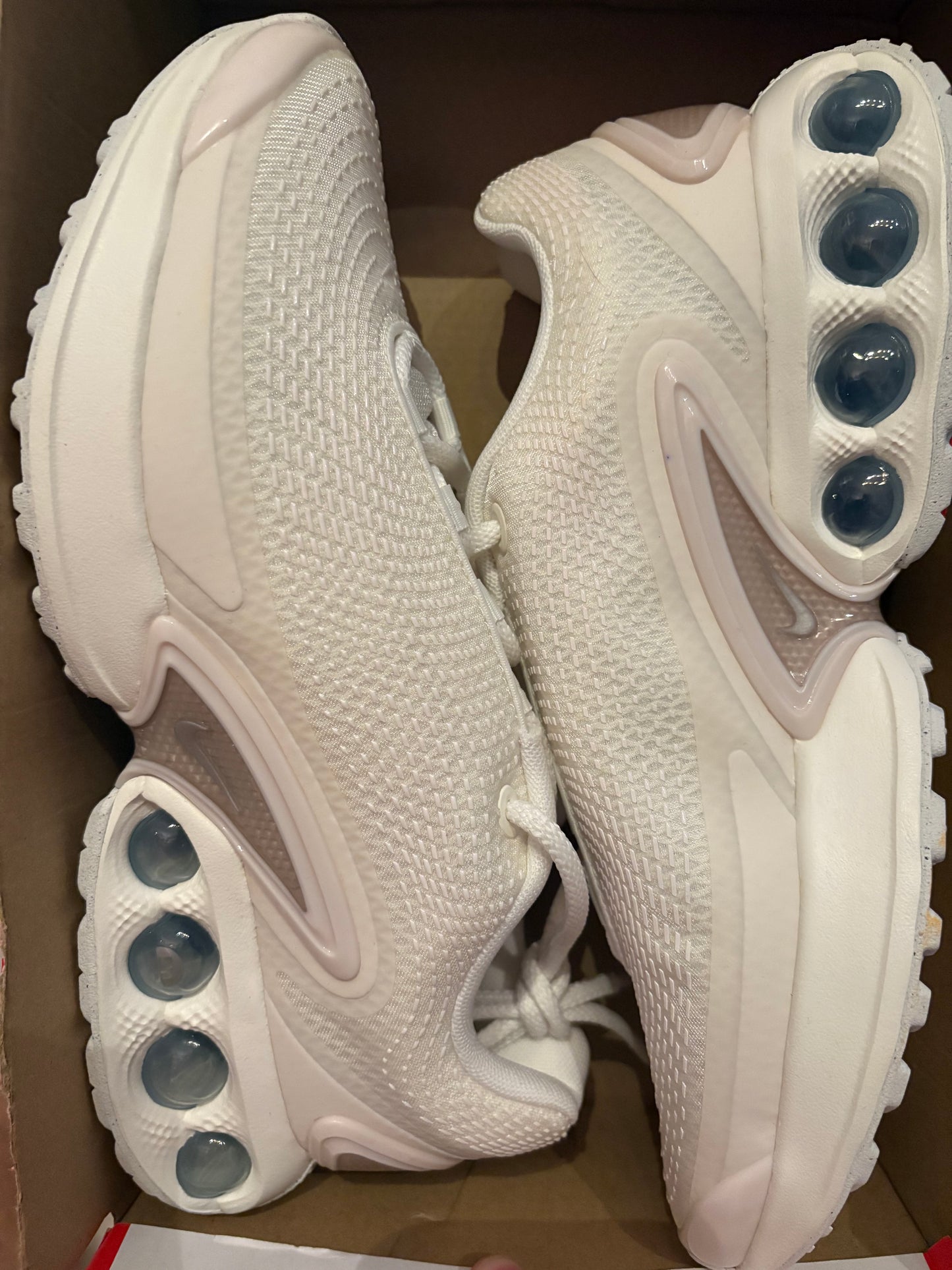 Nike Air Max DN in hellcreme/rosa, Gr. Wählbar
