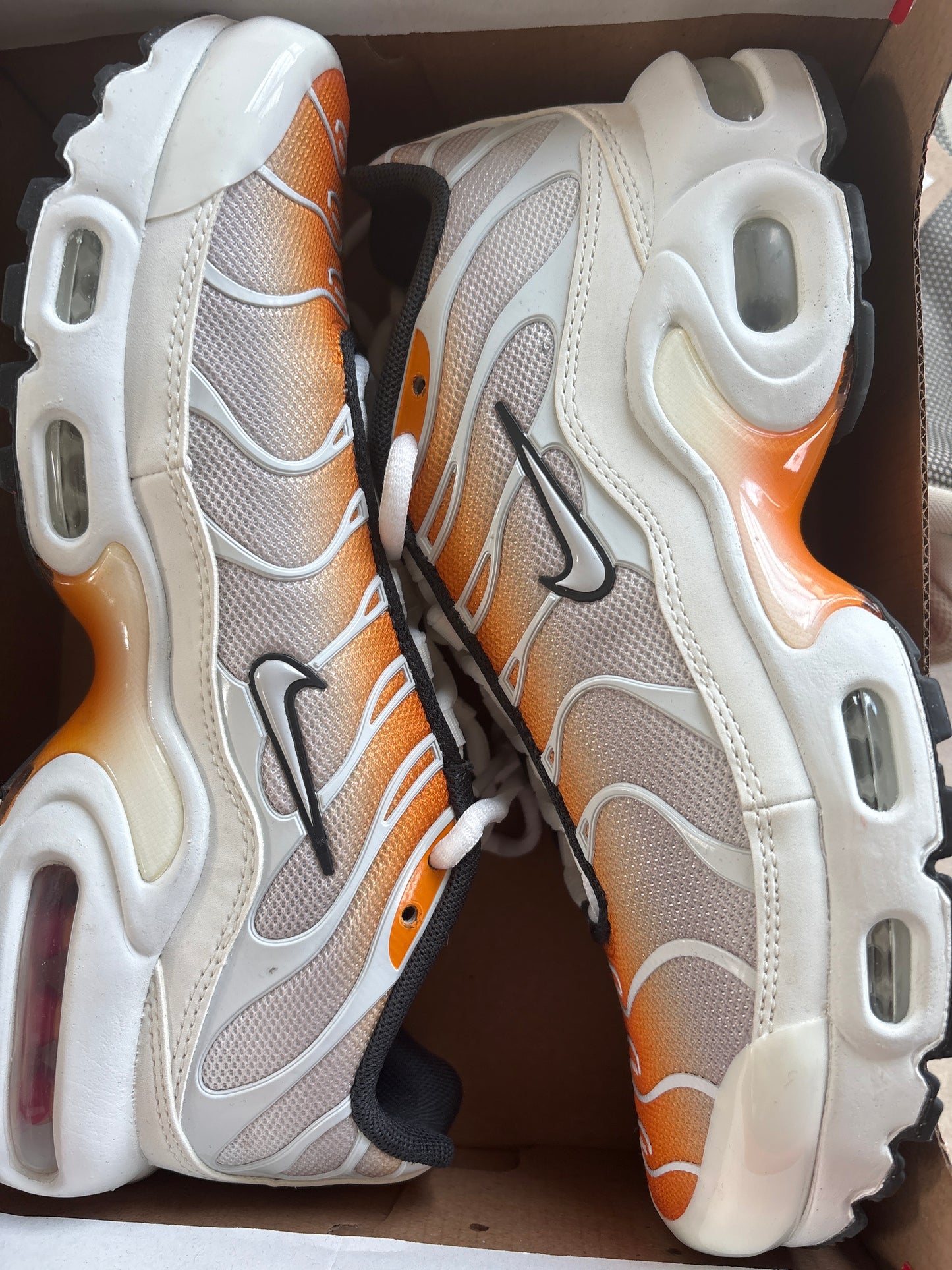 Nike AirMax Plus TN in weiss/orange, Gr. 37,5