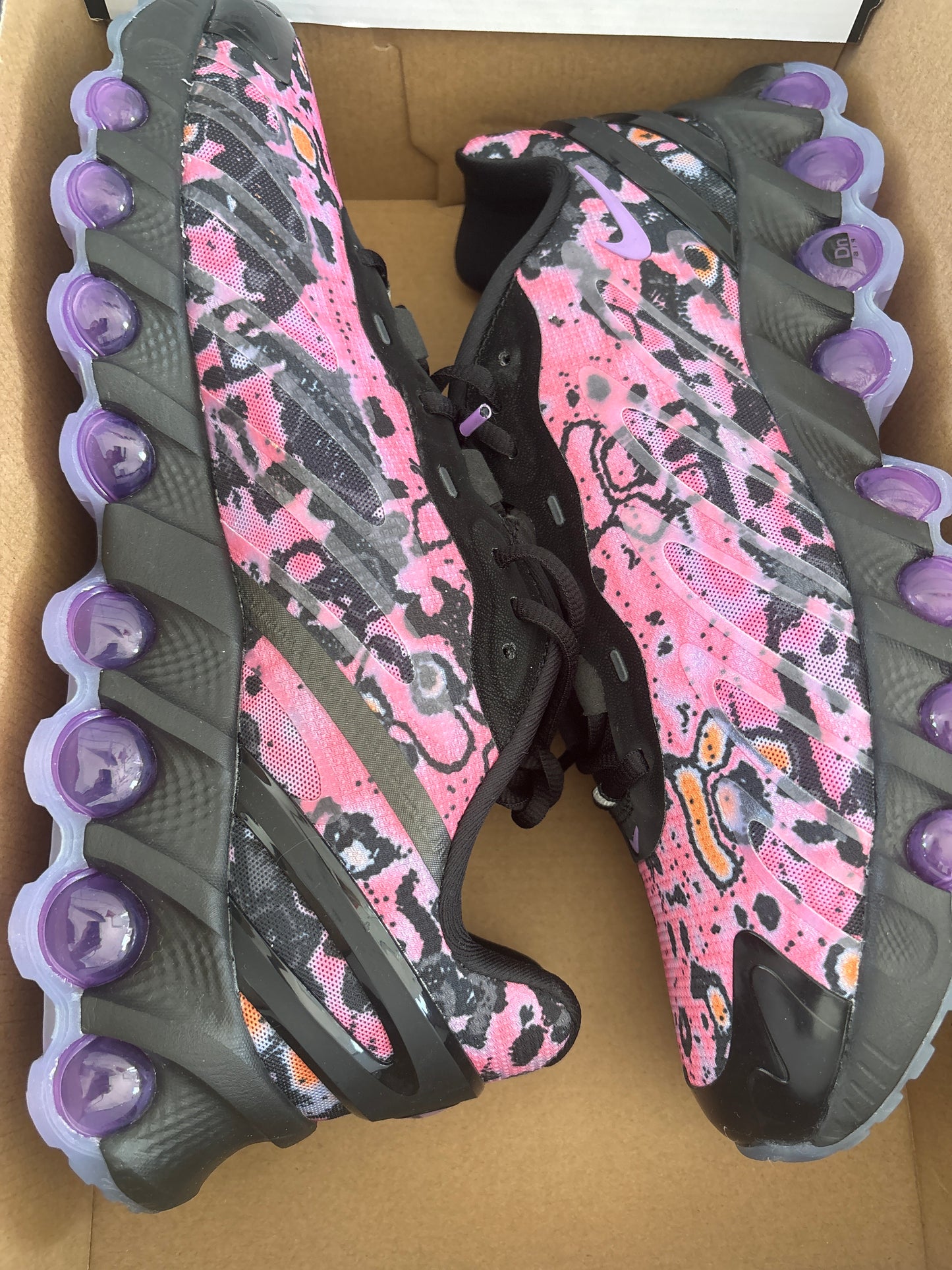 Nike Air Max DN8 in schwarz/lila/Muster, Gr. Wählbar
