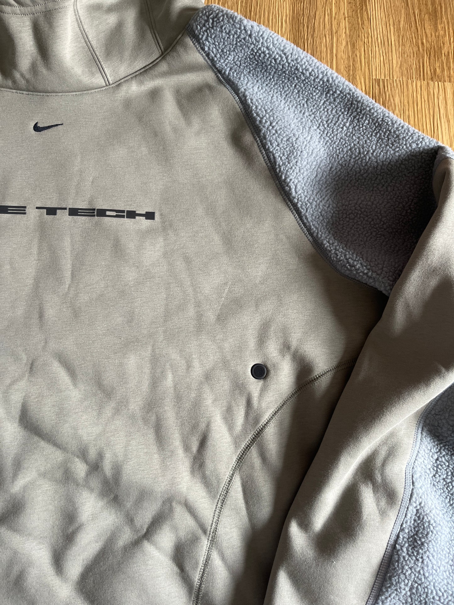 Nike Techfit Hoodie mit Fleece und integriertem Mundschutz in Grautönen, Größe wählbar