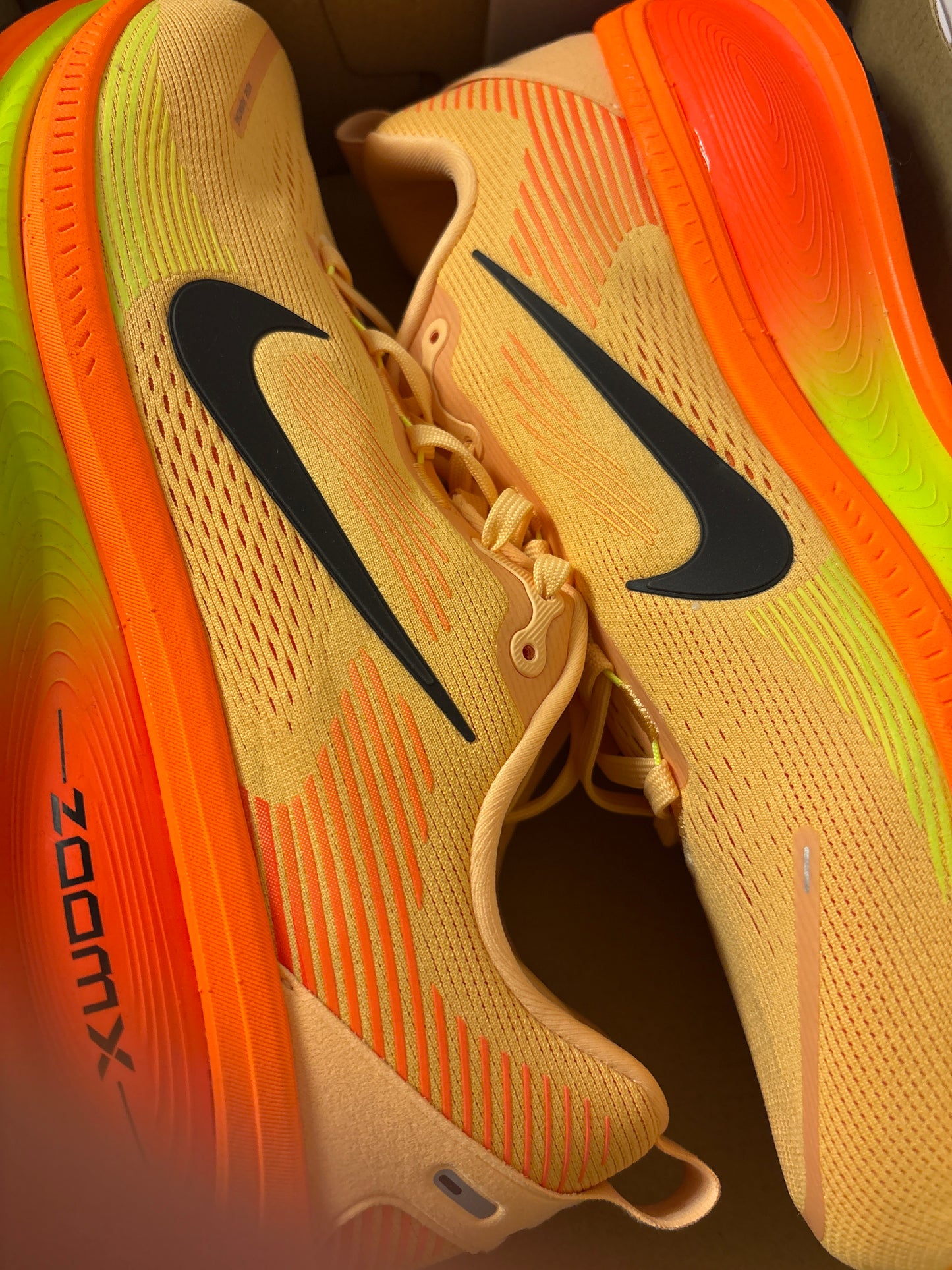 Nike Vomero 18 in orange, Größe 48,5