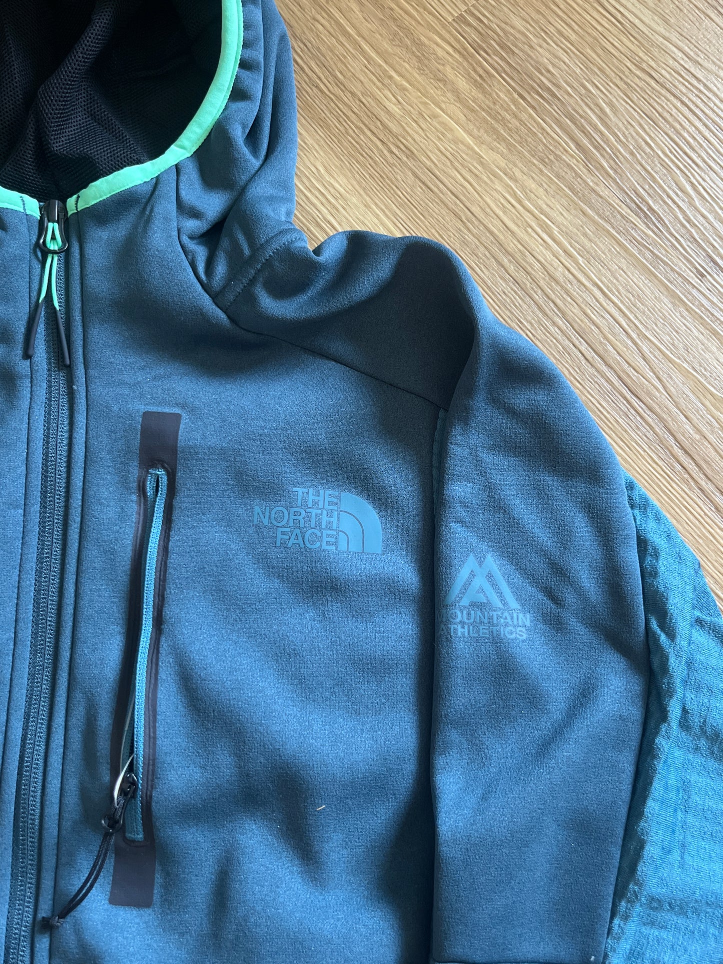 The North Face Damen cropped Joggingjacke „Mountain Athletics“ in Türkis, Größe XS