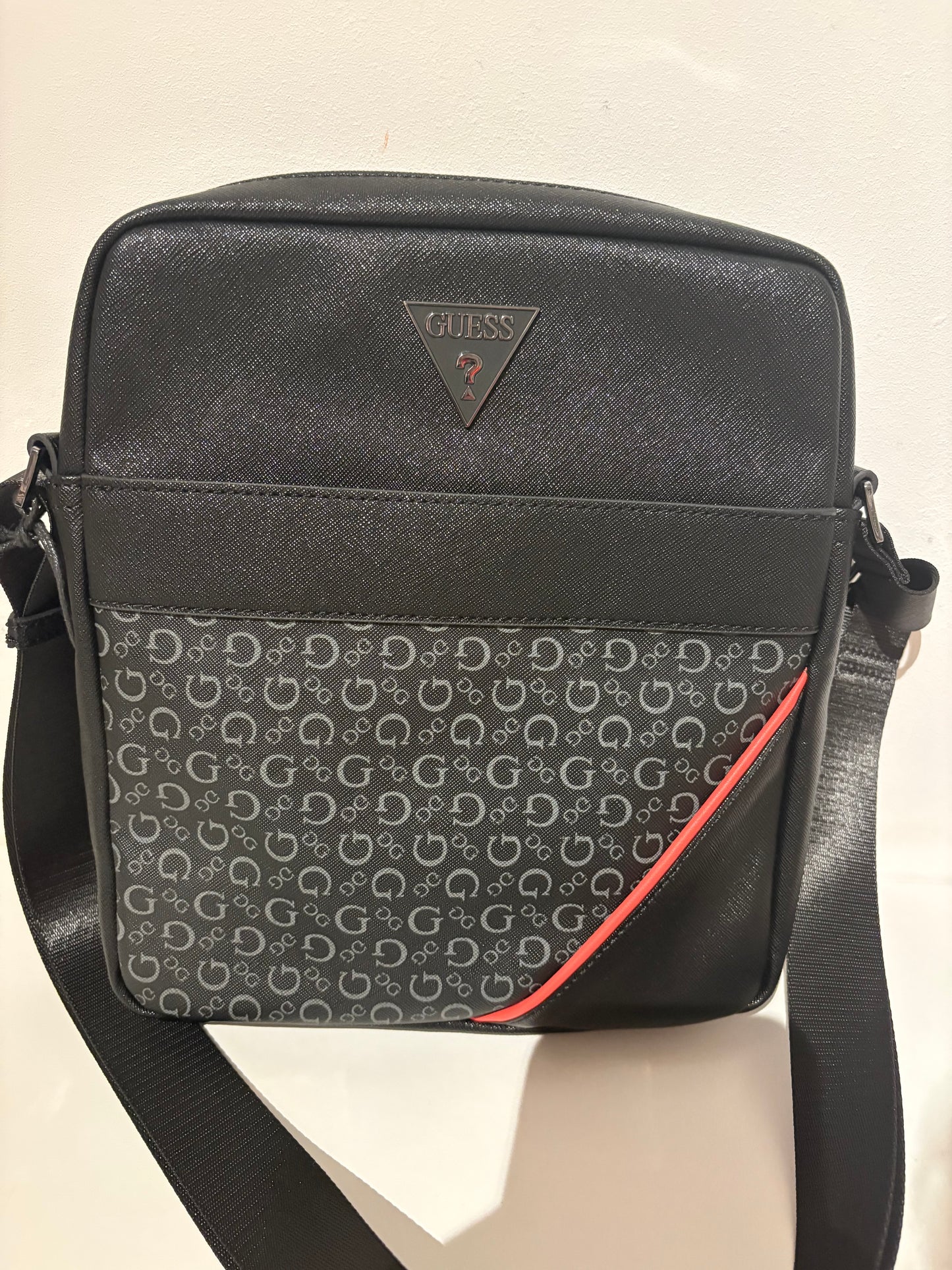 Guess Männer Umhängetasche in schwarz mit rotem Streifen