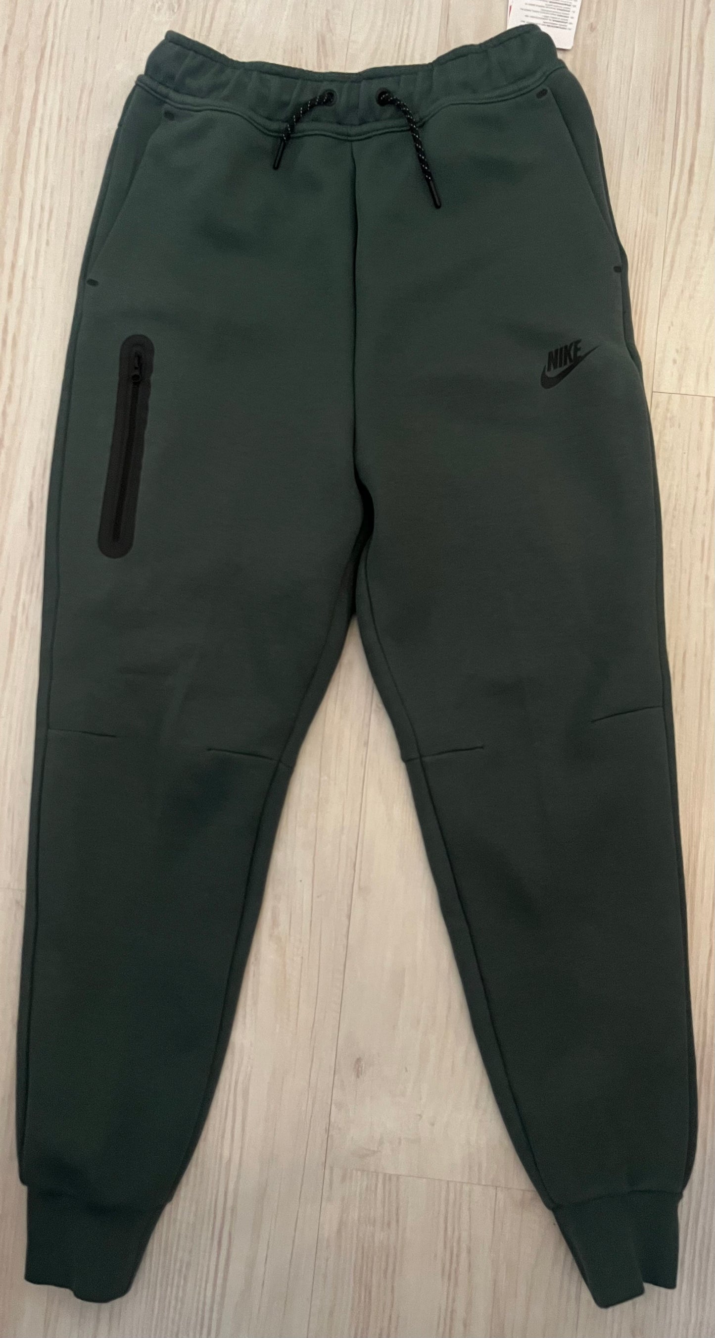 Nike Jogginghose Kinder Größe L in dunkelgrün
