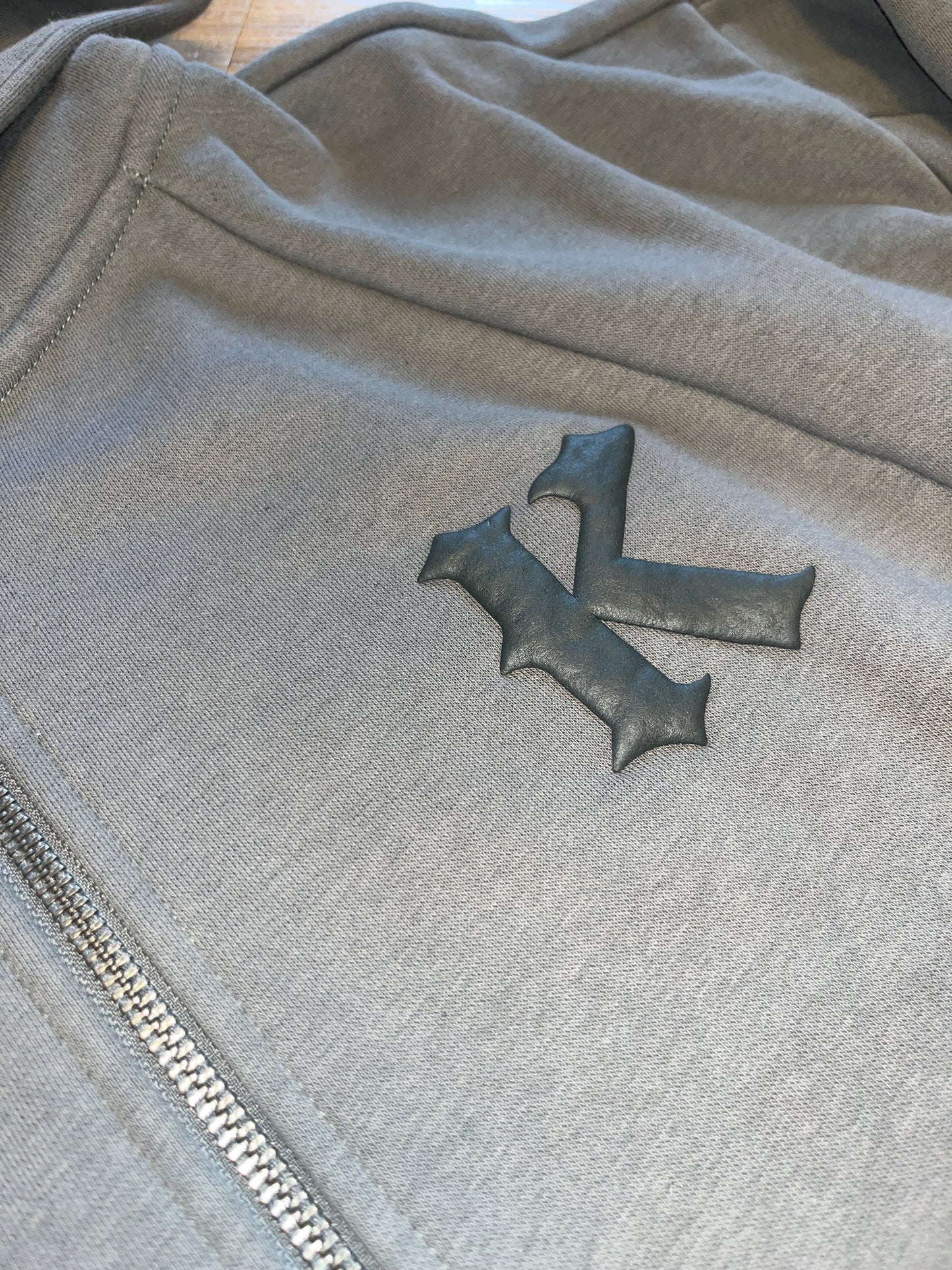 Karl Kani Joggingjacke in dunkelgrau mit Kani Logo, Größe wählbar