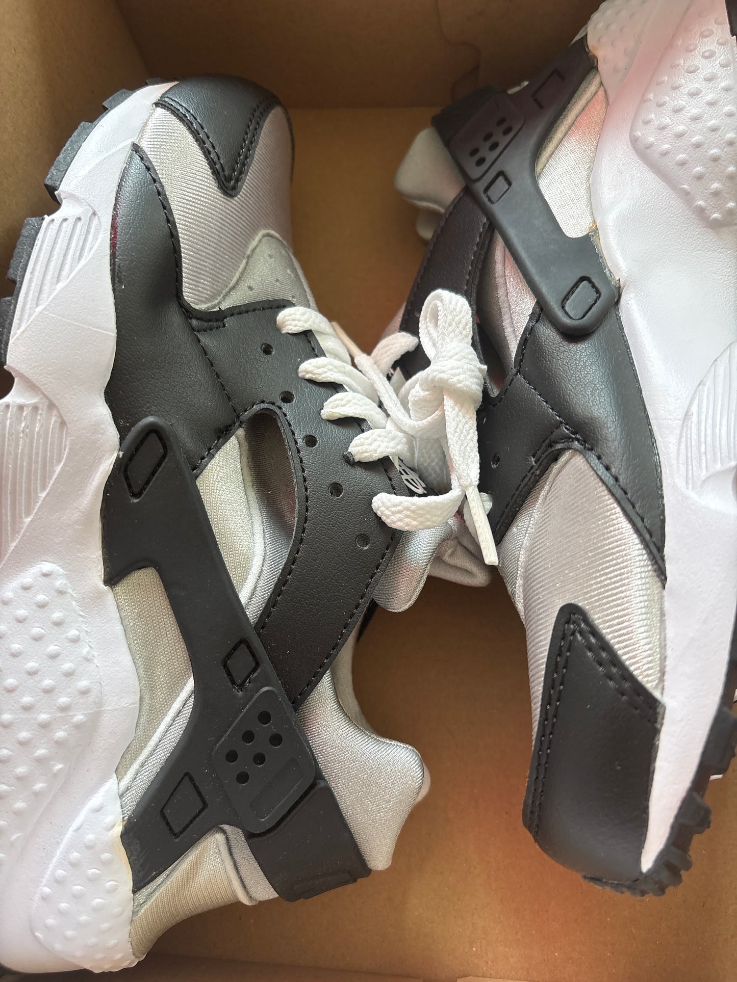 Nike Huarache run, weiss/schwarz/grau Gr. 38