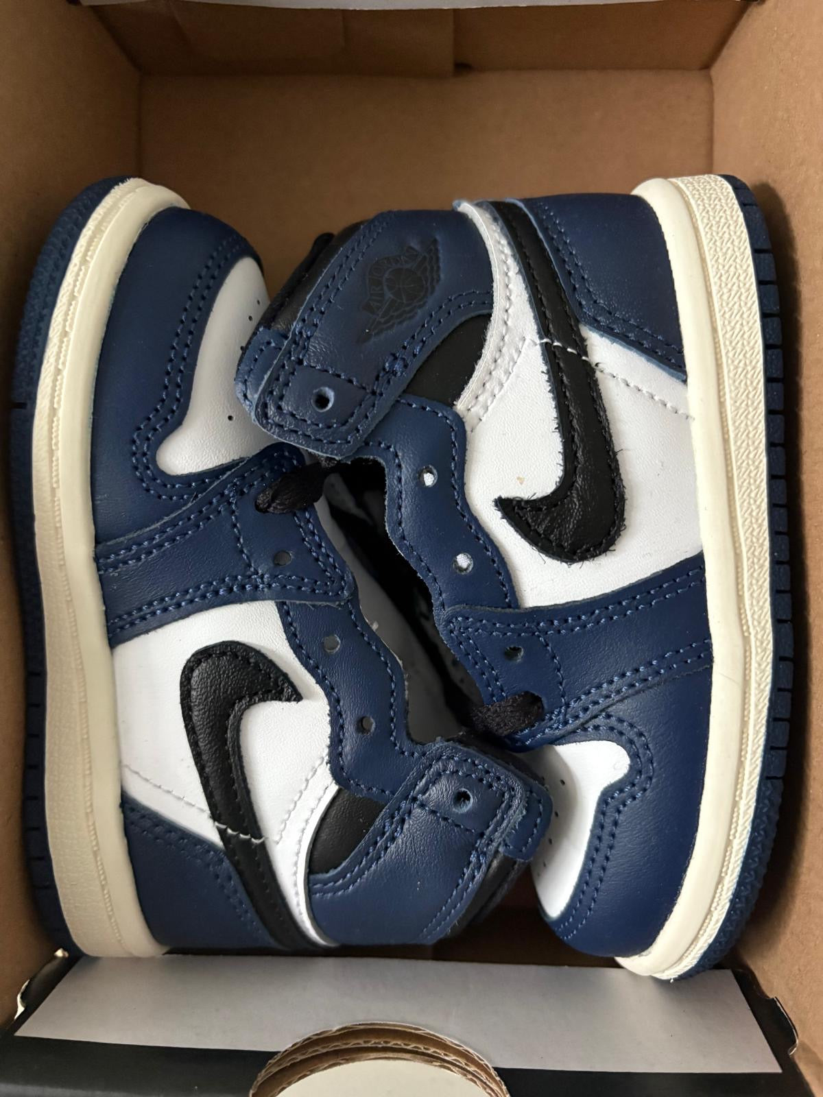 Air Jordan 1 Retro High OG, dunkelblau/weiss/schwarz, Größe 41