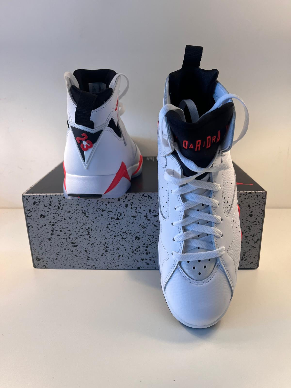 Nike Air Jordan 7 Retro, weiss/schwarz/orange, Größe wählbar