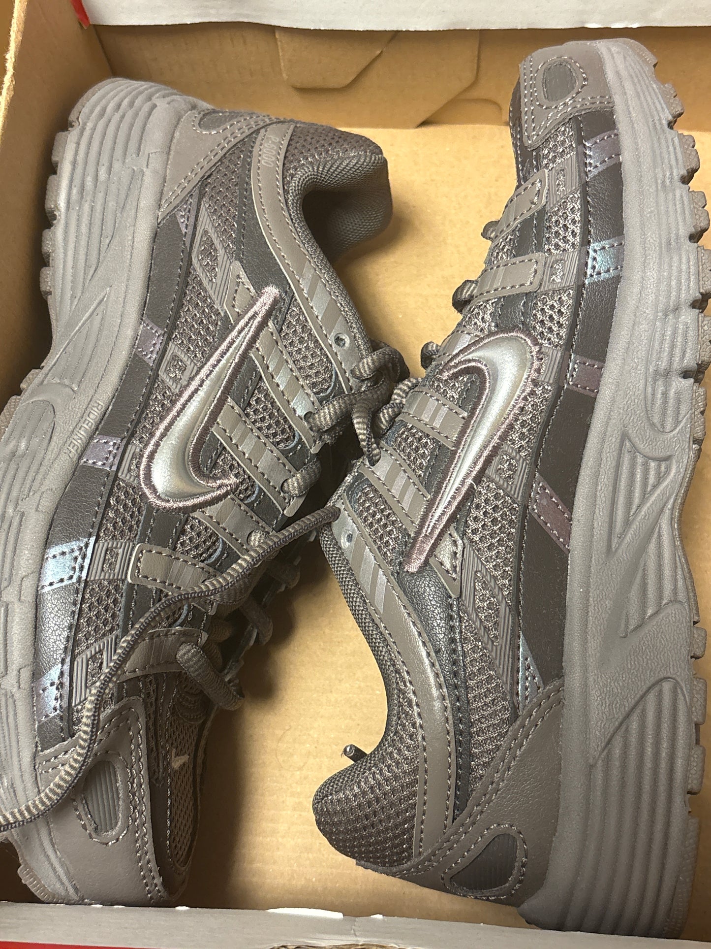 Nike P 6000 grau/lila (schimmernd), Größe 33