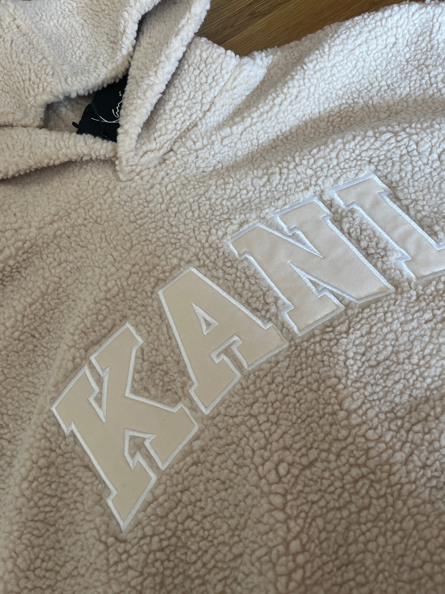 Karl Kani Plüsch Hoodie in creme mit großem Schriftzug, Größe wählbar