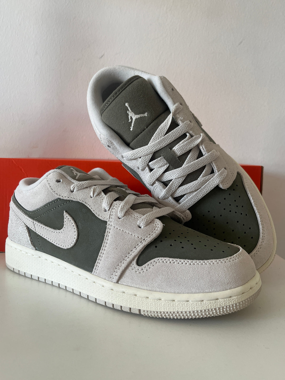 Air Jordan 1 low in creme/grün mit Wildleder, Größe 38,5