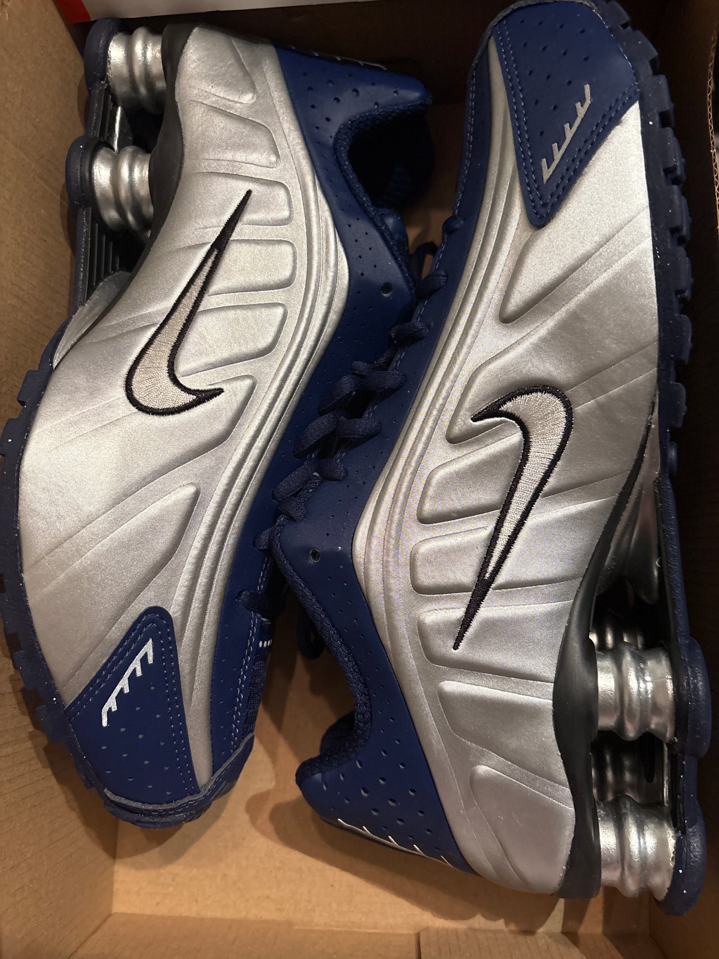 Nike Shox R4 in Silber/dunkelblau/schwarz, Größe 38