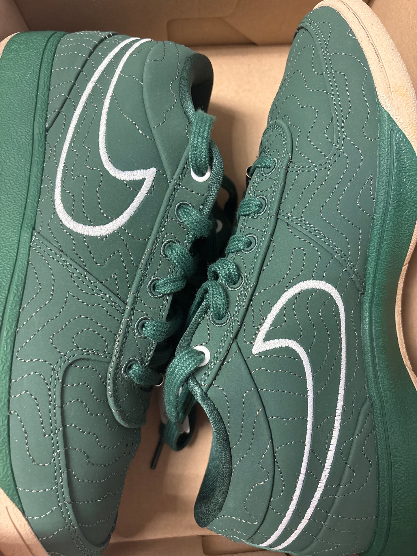 Nike Book 1, in dunkelgrün, Größe wählbar