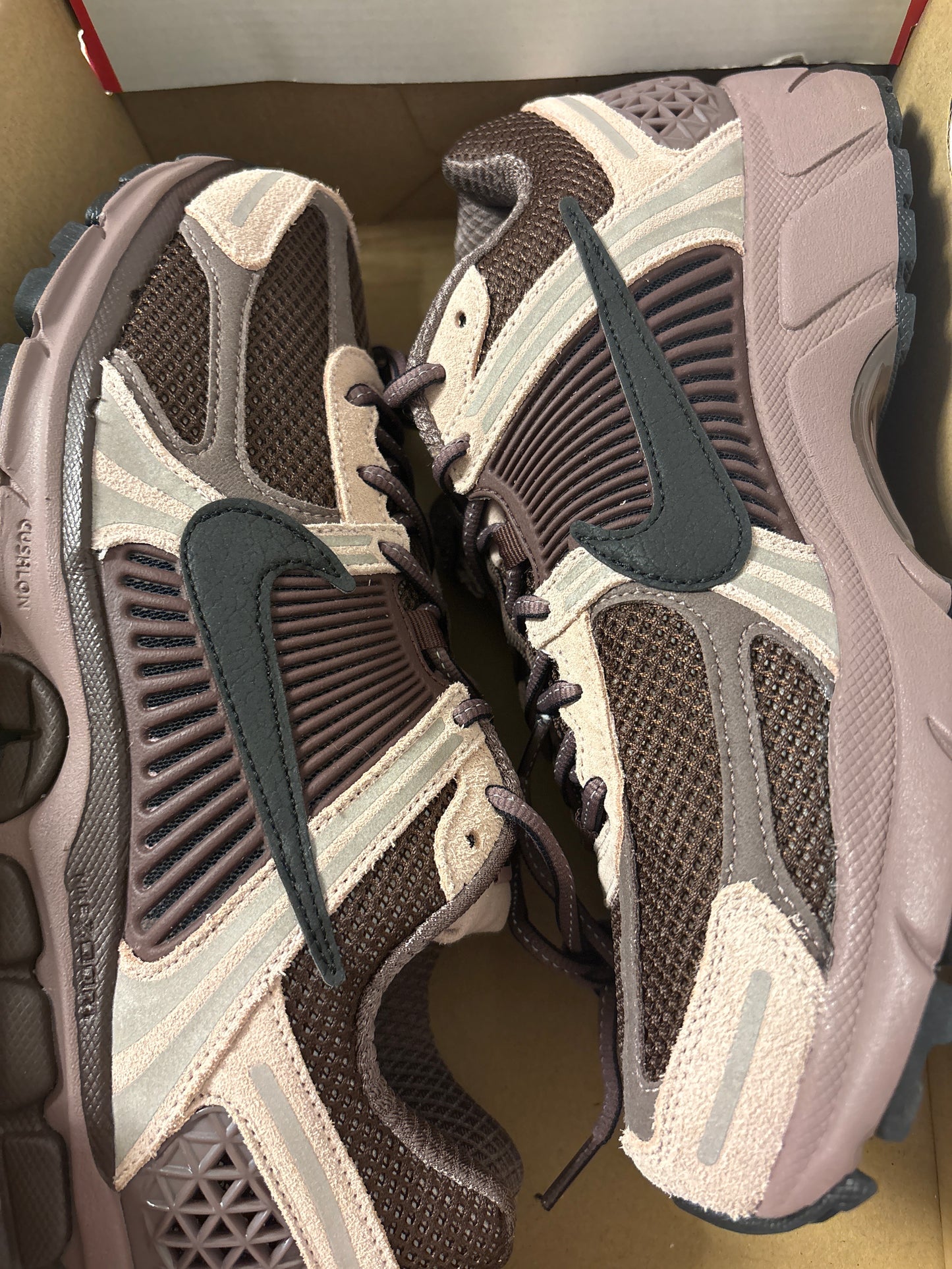 Nike Zoom Vomero 5 in weinrot/braun/schwarz, Größe 45,5