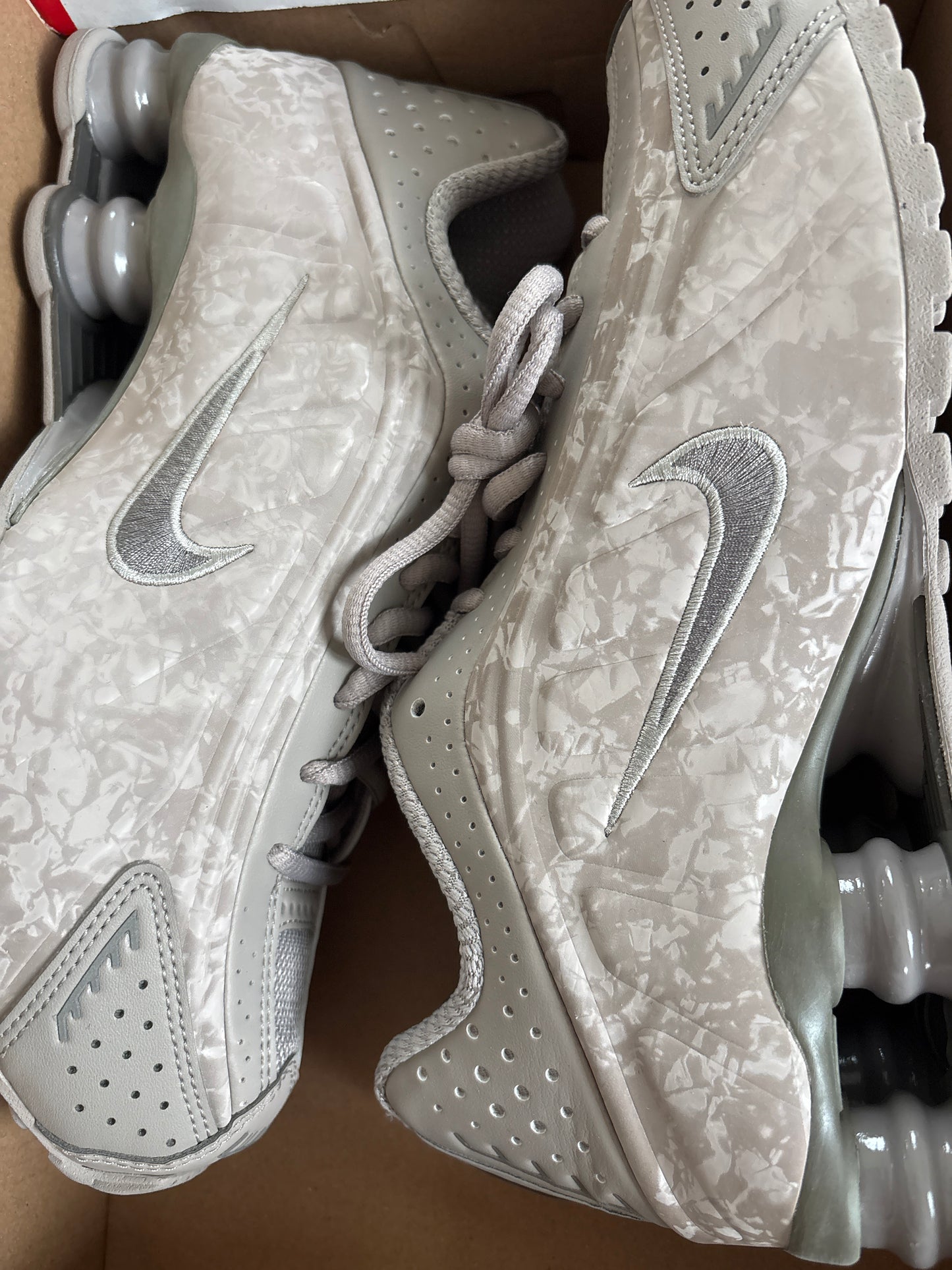 Nike Shox R4 in Muster, Größe wählbar