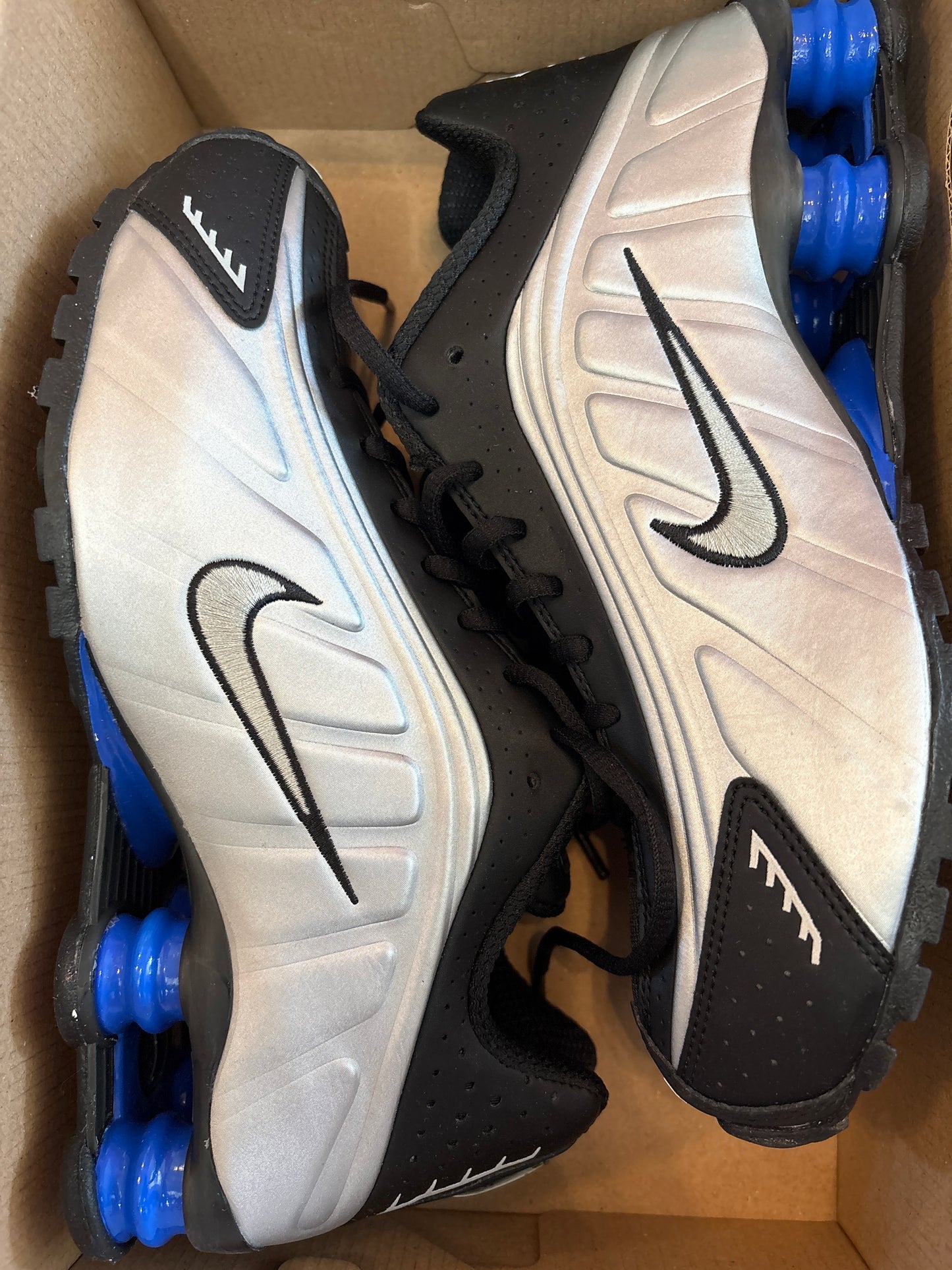 Nike Shox R4 in Silber/schwarz/blau, Größe 40
