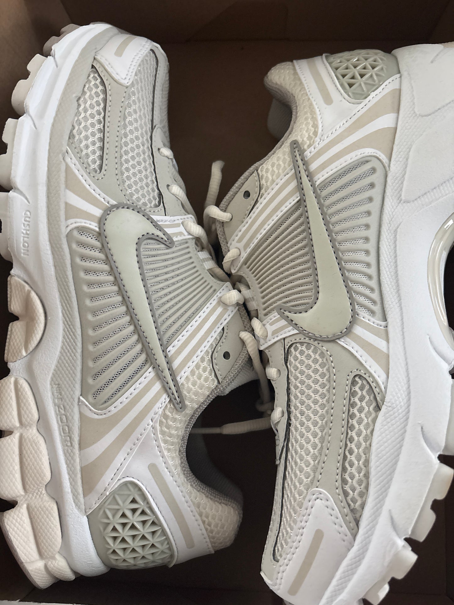 Nike Zoom Vomero 5 in weiss/beige, Größe 40,5