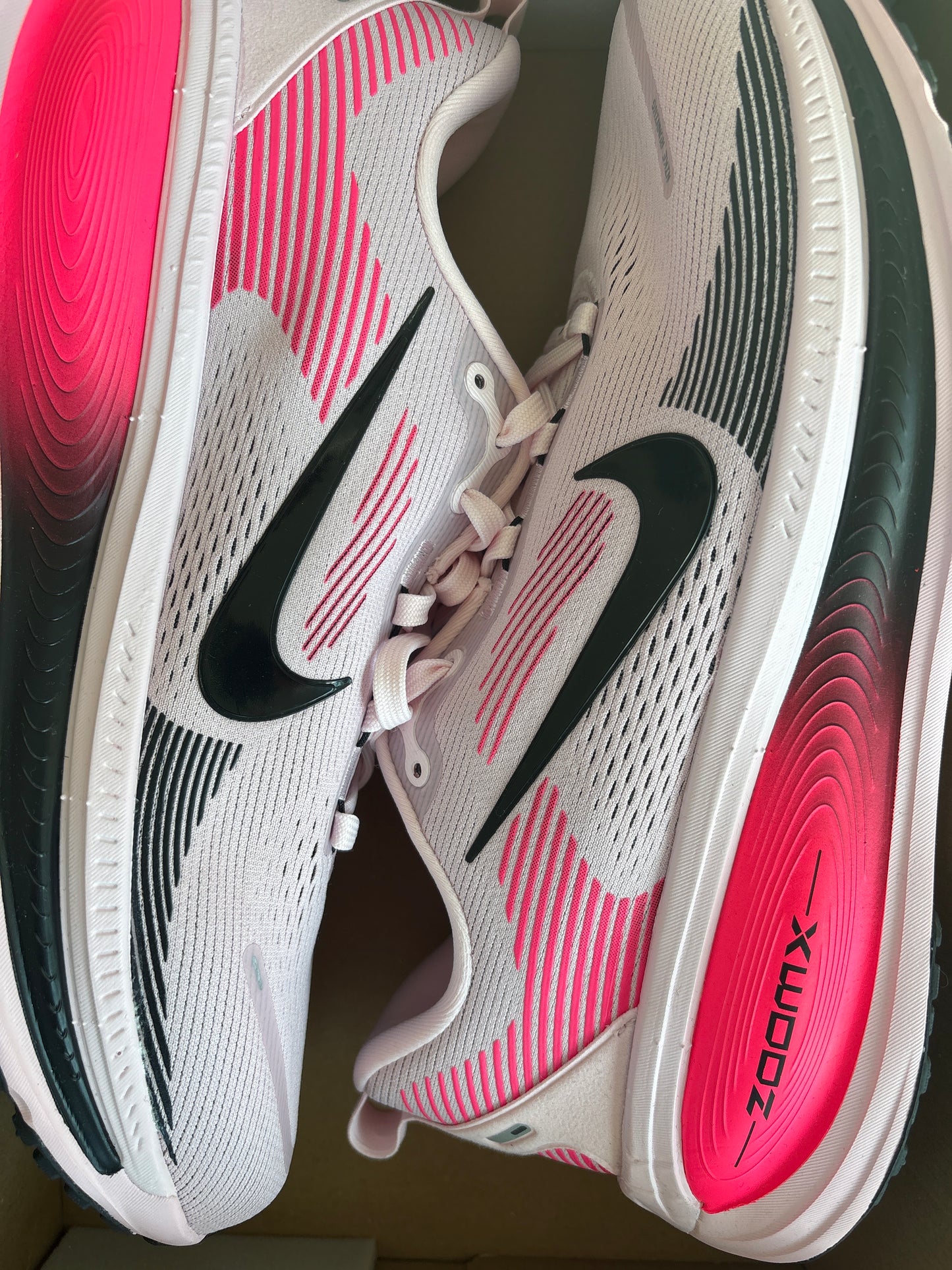 Nike Vomero 18, Größe 45, schwarz/rosa