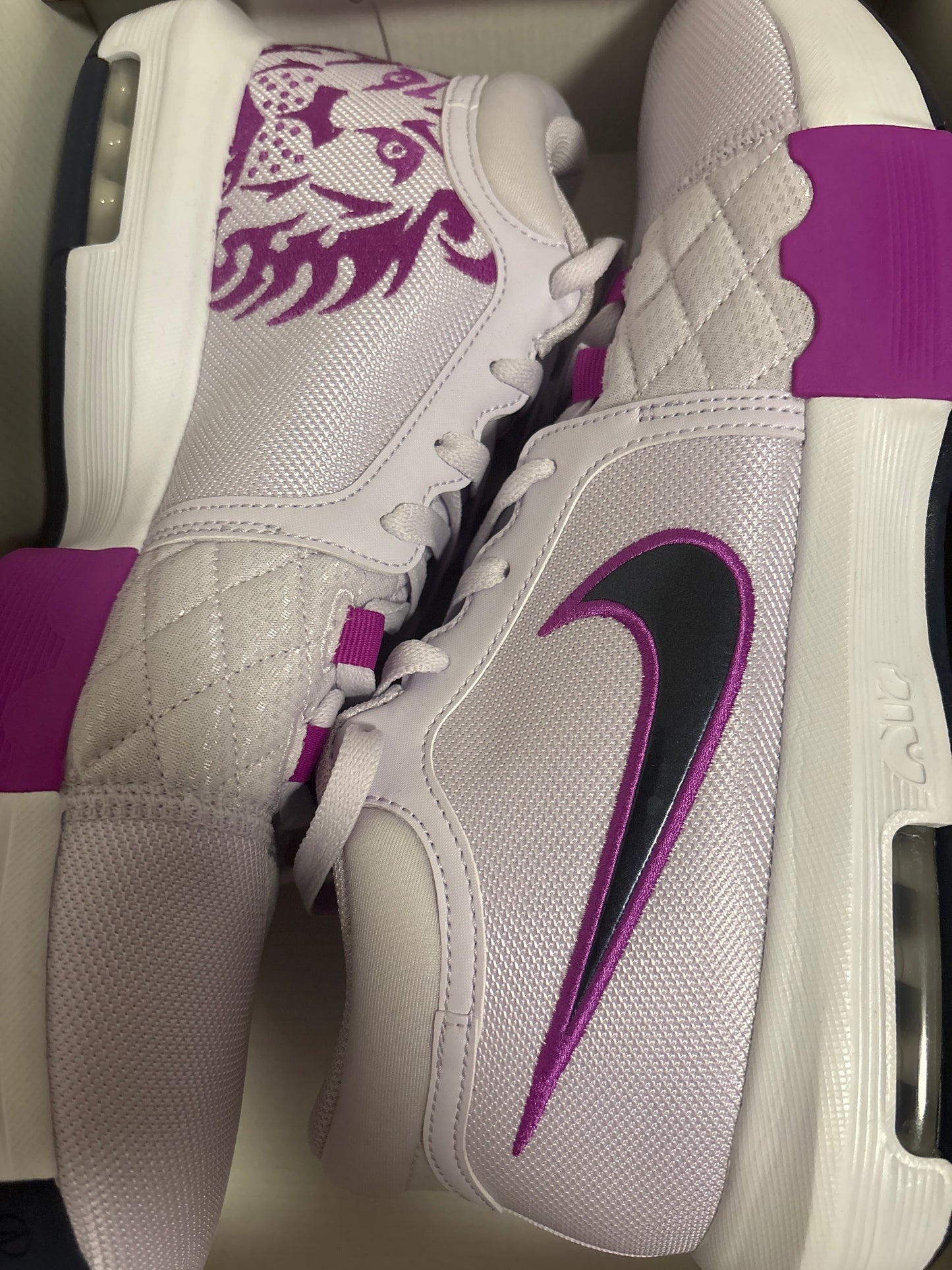 Nike Jordan Lebron Witness VIII, in lila/weiss, Größe 48,5