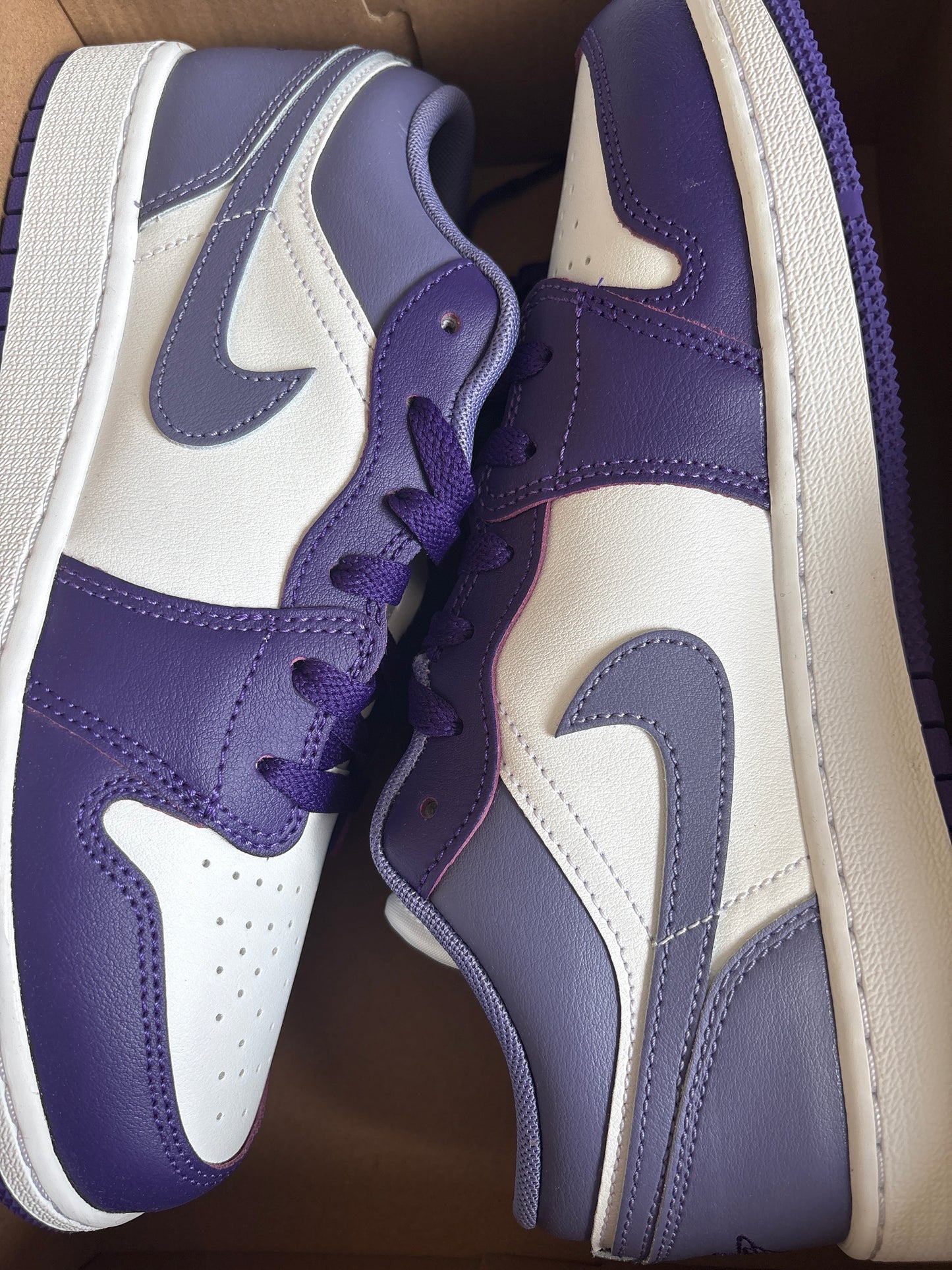 Nike Jordan Low, in lila/weiss/flieder, Größe wählbar