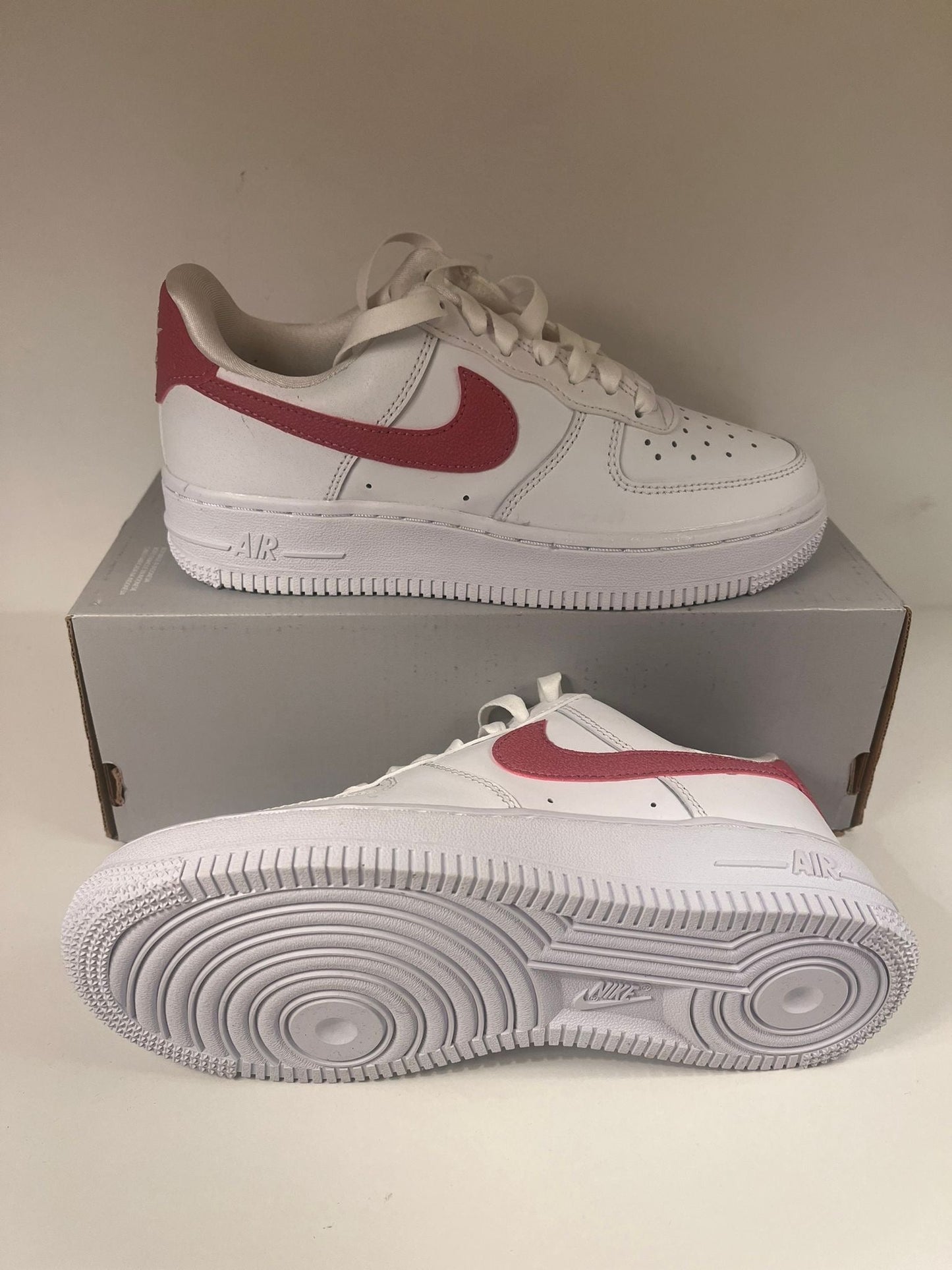 Nike Airforce 1 ´07 in weiss mit Brombeerfarbenem Logo Größe 35,5