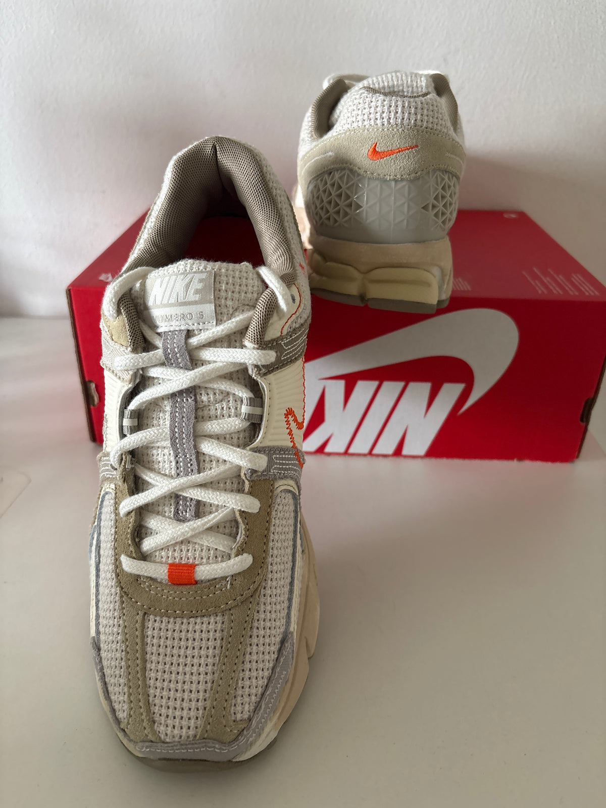 Nike Zoom Vomero 5 in grau/orange, Größe 42