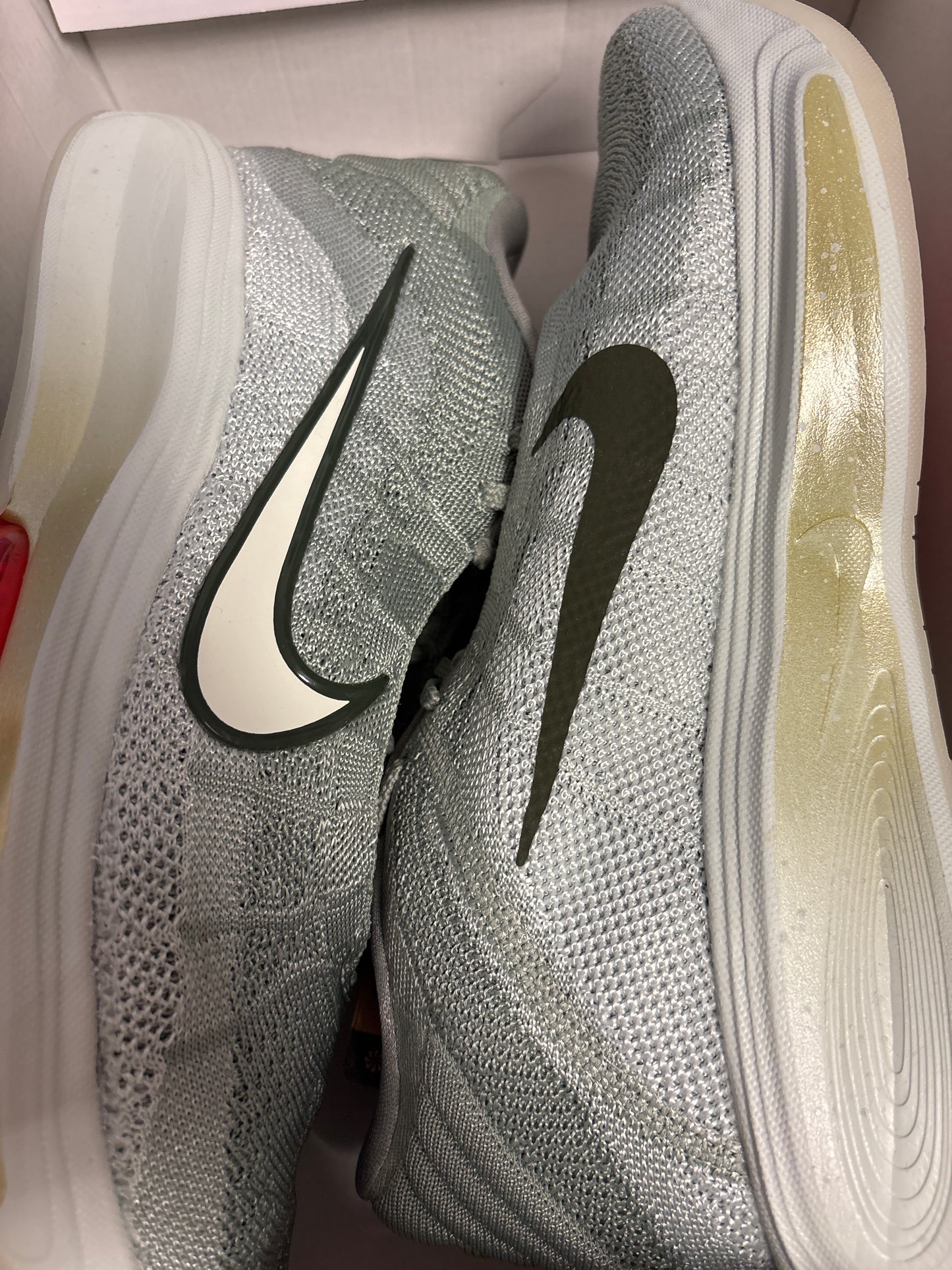 Nike G.T. Hustle 3, in weiss/grün, Größe wählbar