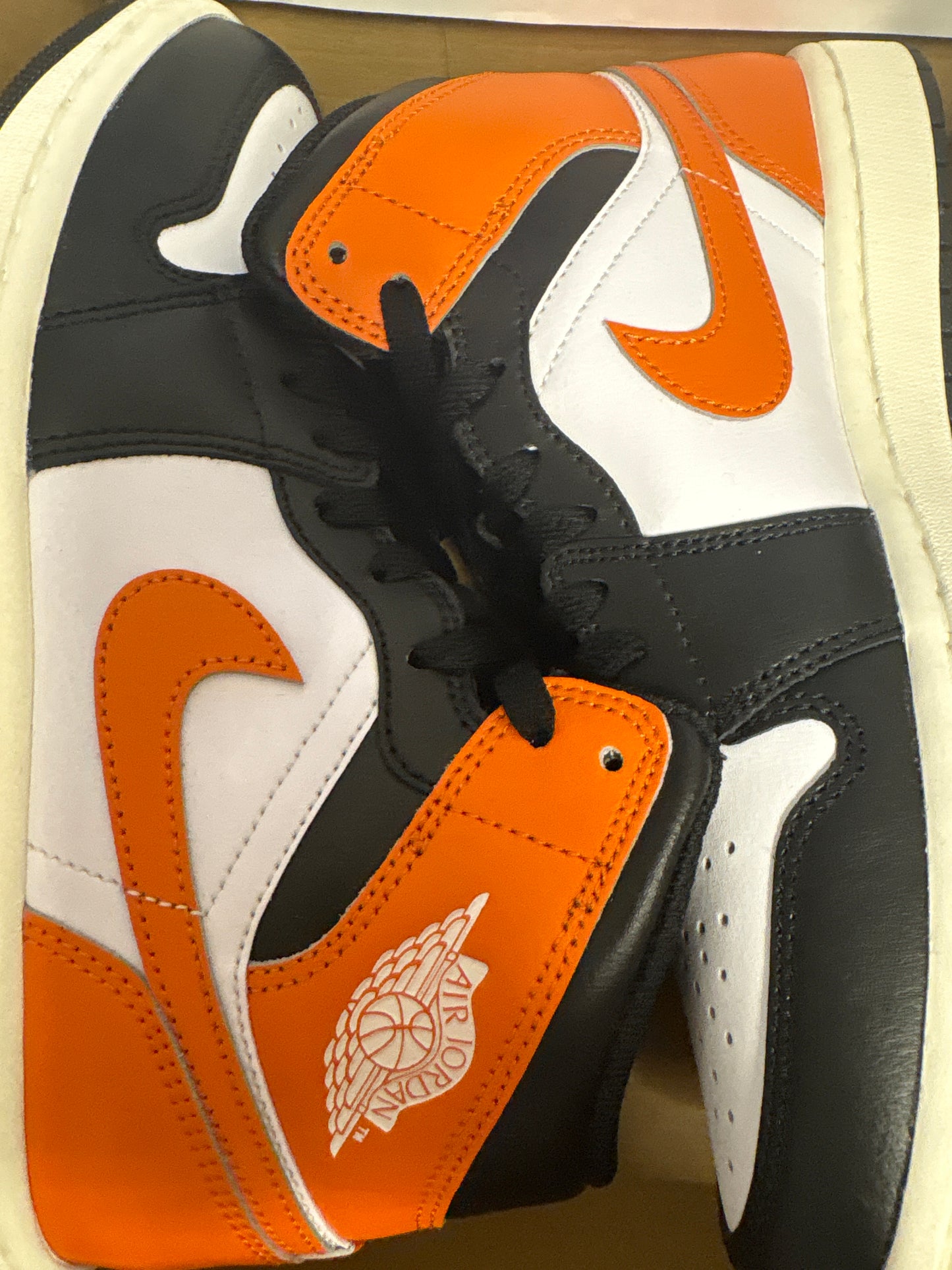 Nike Air Jordan 1 Mid in orange/schwarz/weiss, Größe wählbar