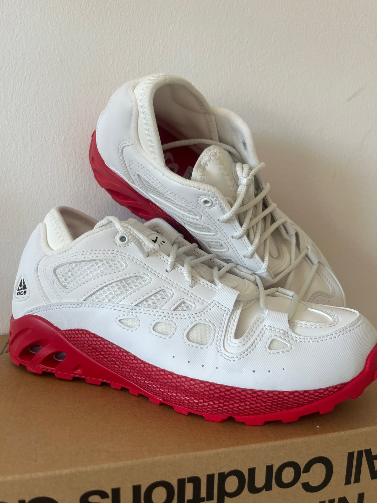 Nike ACG Air Exporaid in weiß/rot, Größe 40