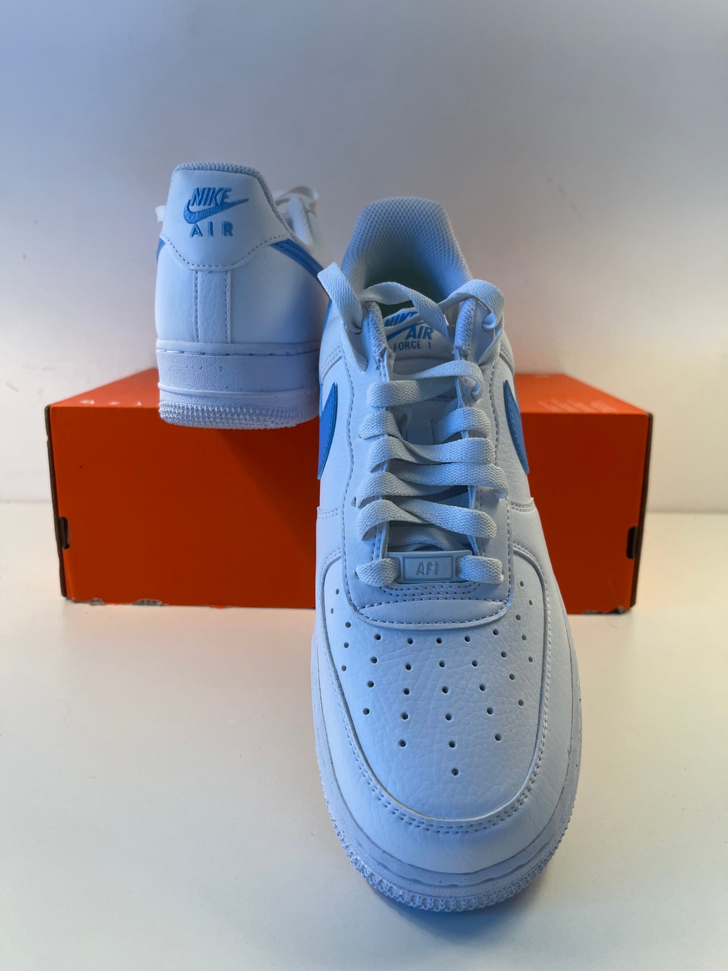 Nike Air Force 1 weiss mit blauem Nike Zeichen, Größe wählbar
