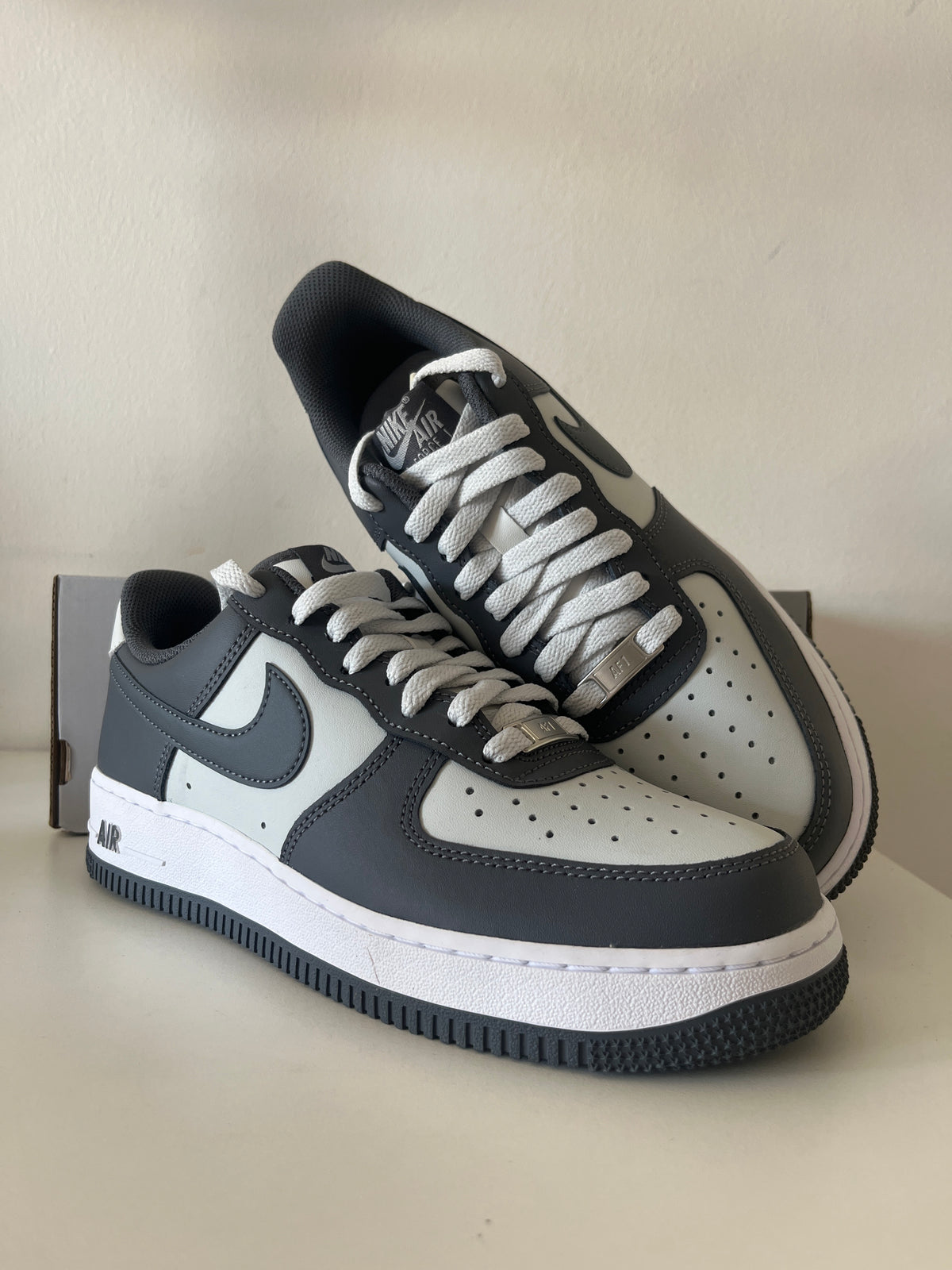 Nike Air Force 1 '07 in Grautönen/weiß, Größe 40,5