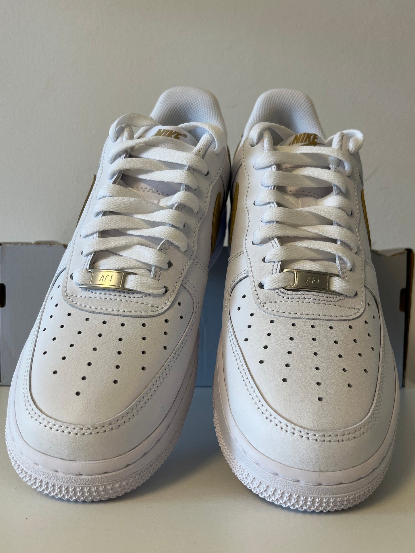 Nike Air Force 1 '07 in weiß mit beigen Swoosh, Größe wählbar