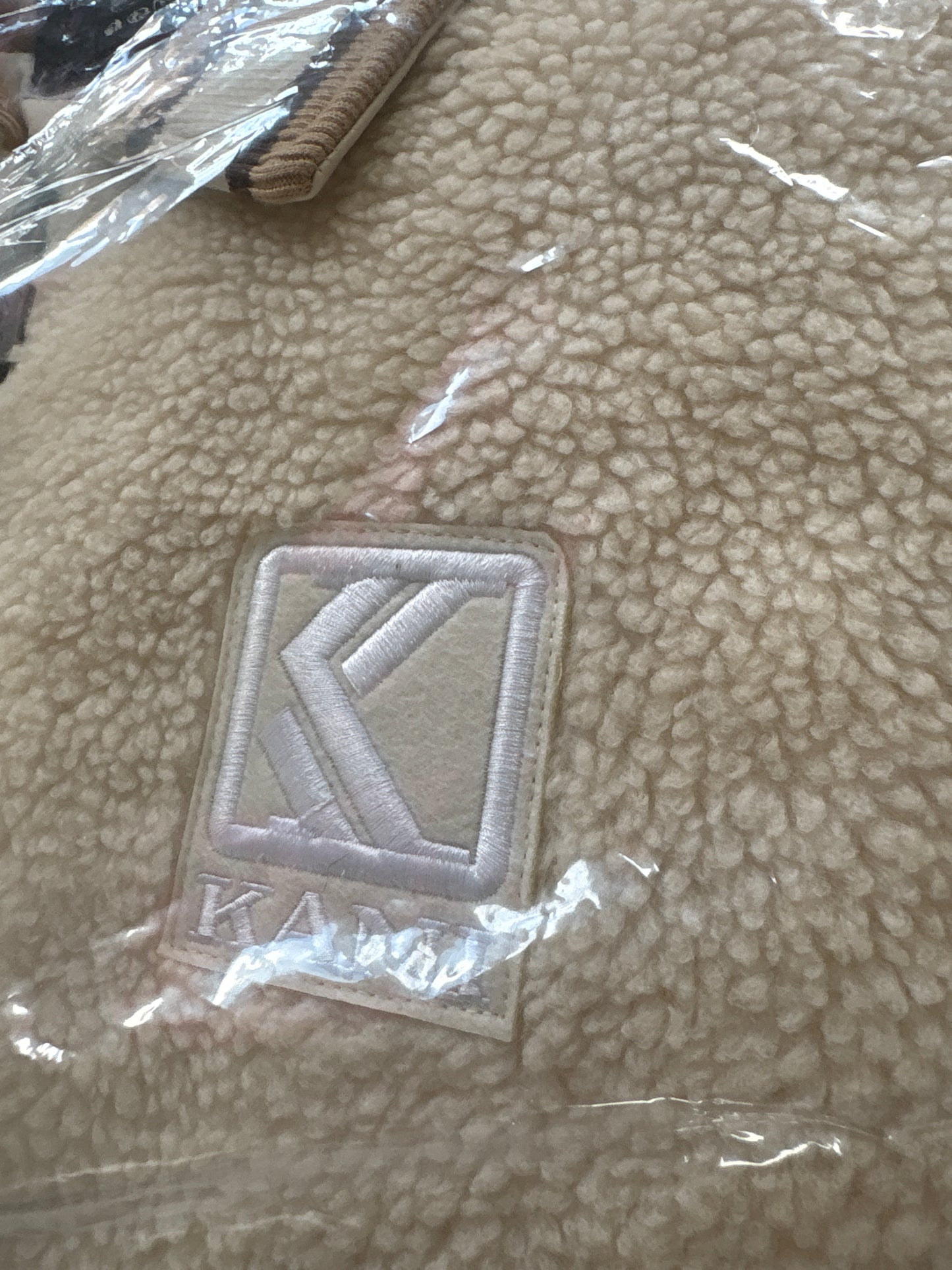 Karl Kani College Jacke , Größe M in Creme Plüsch
