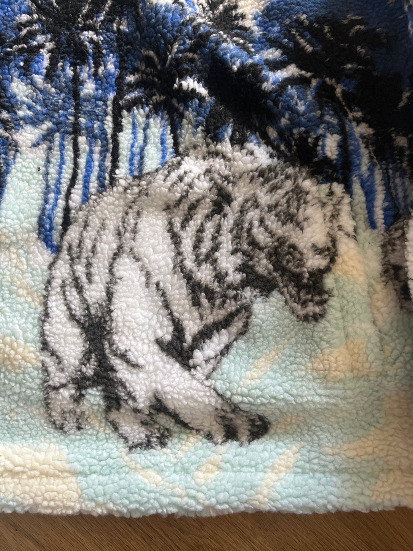 Karl Kani Plüsch Pullover 1/4 ZIP verschiedenfarbig mit Tiger-Print, Größe XL