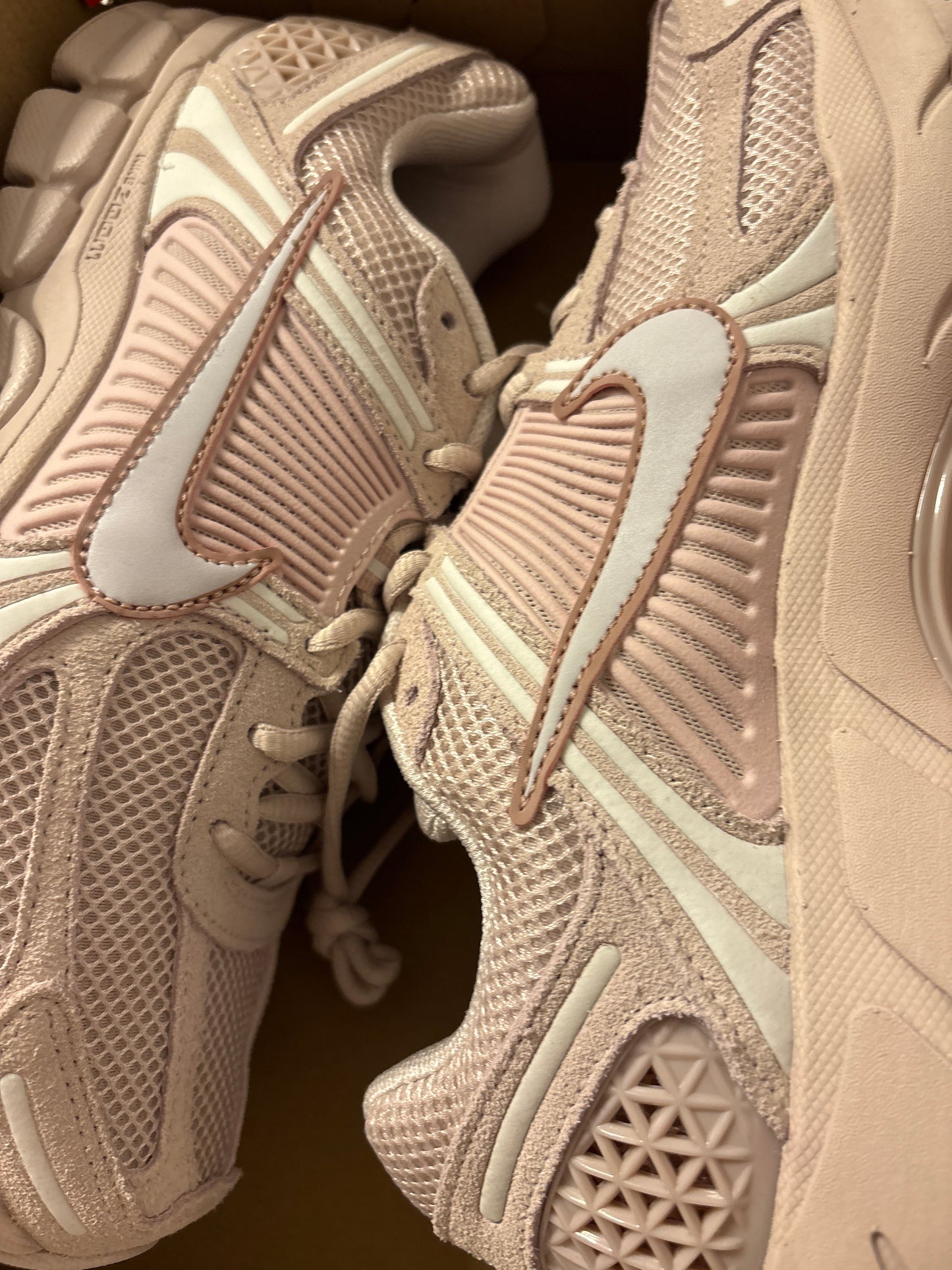 Nike Zoom Vomero 5 in altrosa, Größe 42,5