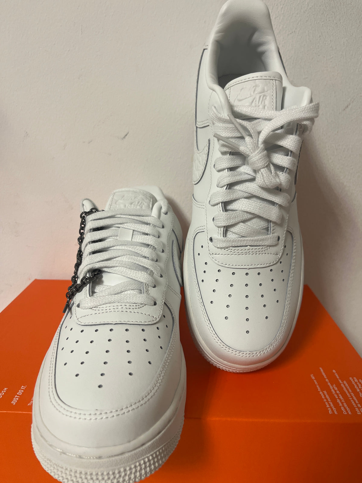 Nike Air Force 1 weiß mit silberner Kette und Muster auf dem Swoosh, Größe wählbar