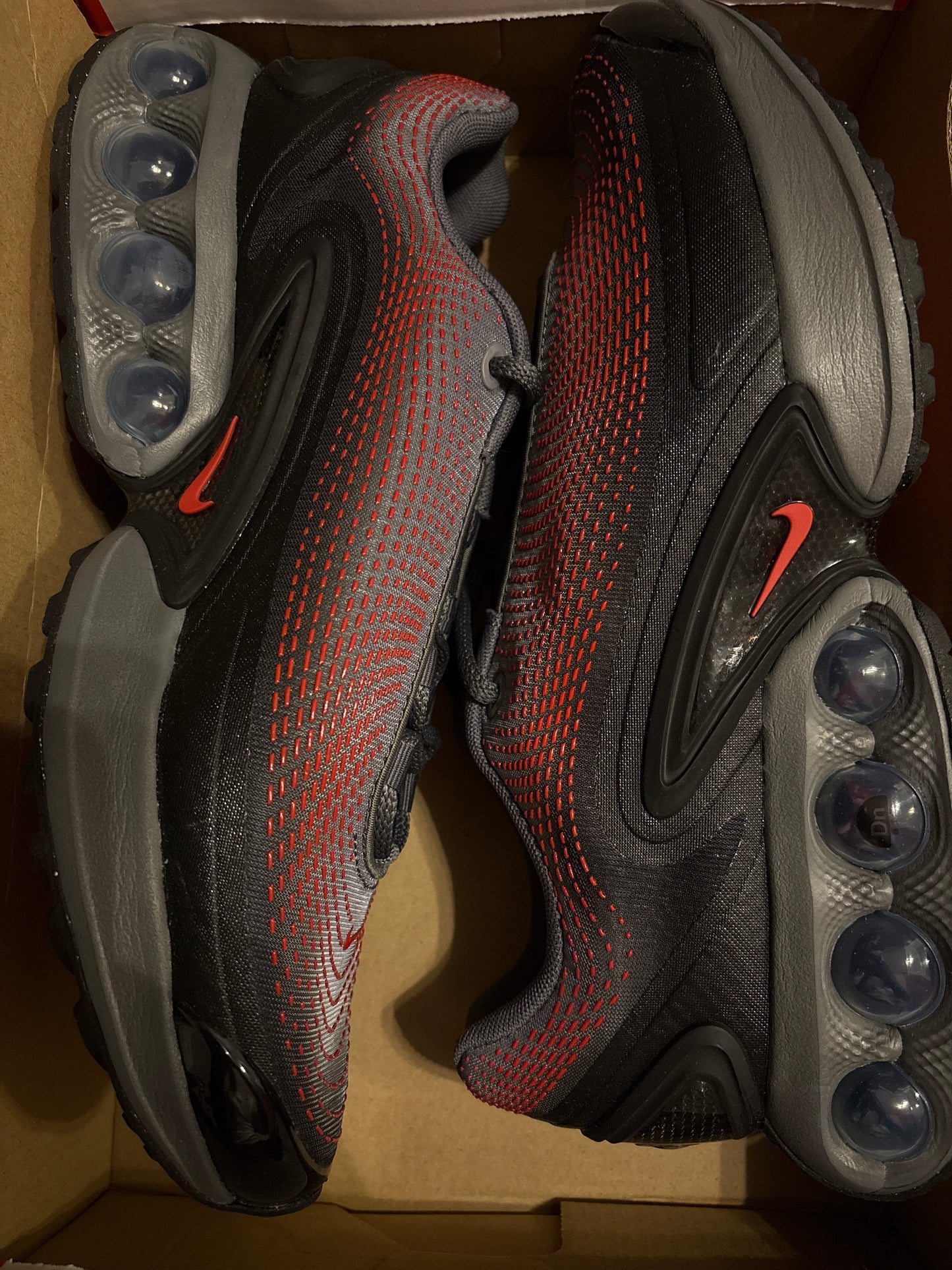 Nike Air Max DN in schwarz/rot, Gr. Wählbar